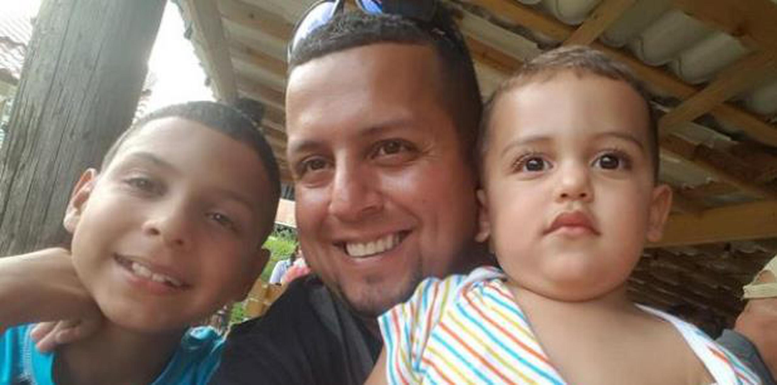 Eric Omar Sánchez Otero y sus hijos de dos y 11 años. (Facebook)
