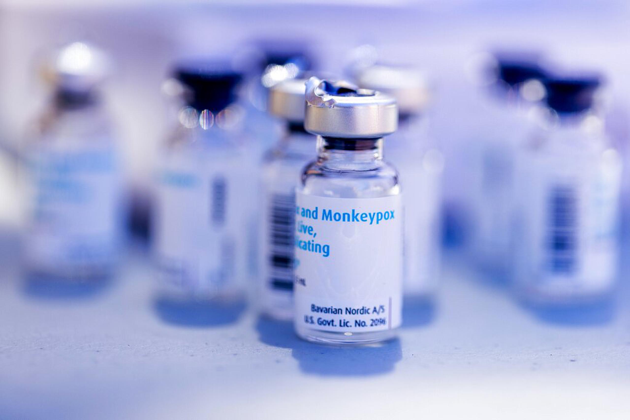 Las autoridades británicas dicen haber adquirido 150,000 dosis de la vacuna producidas por Bavarian Nordic, la única empresa que las fabrica en el mundo.