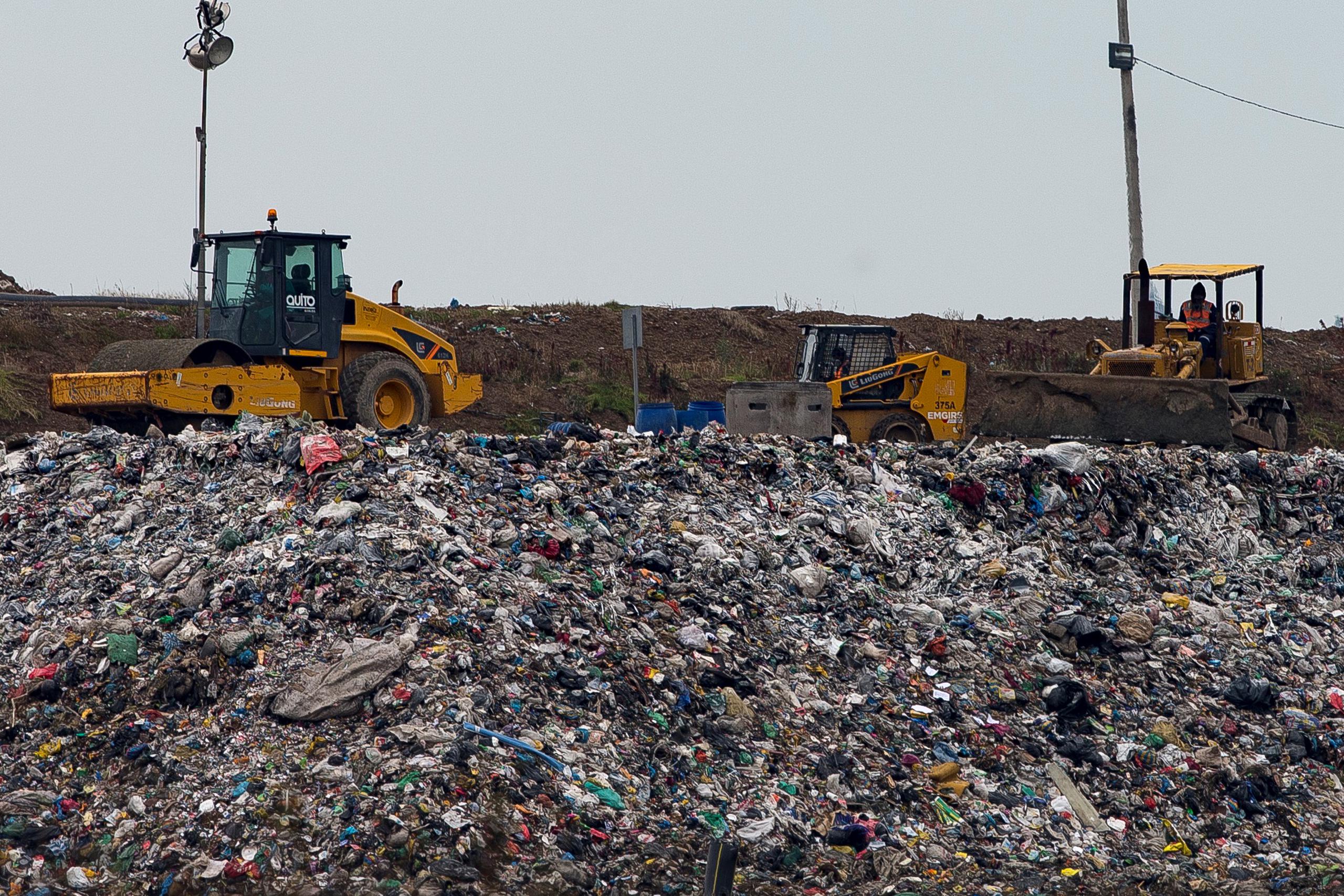 El 60%, o 631 millones de toneladas, de los desperdicios de alimentos a nivel mundial provenían de los hogares. 
En la imagen, un vertedero de residuos alimenticios y basura en general en las afueras de Quito, Ecuador. (Archivo/EFE/José Jácome)