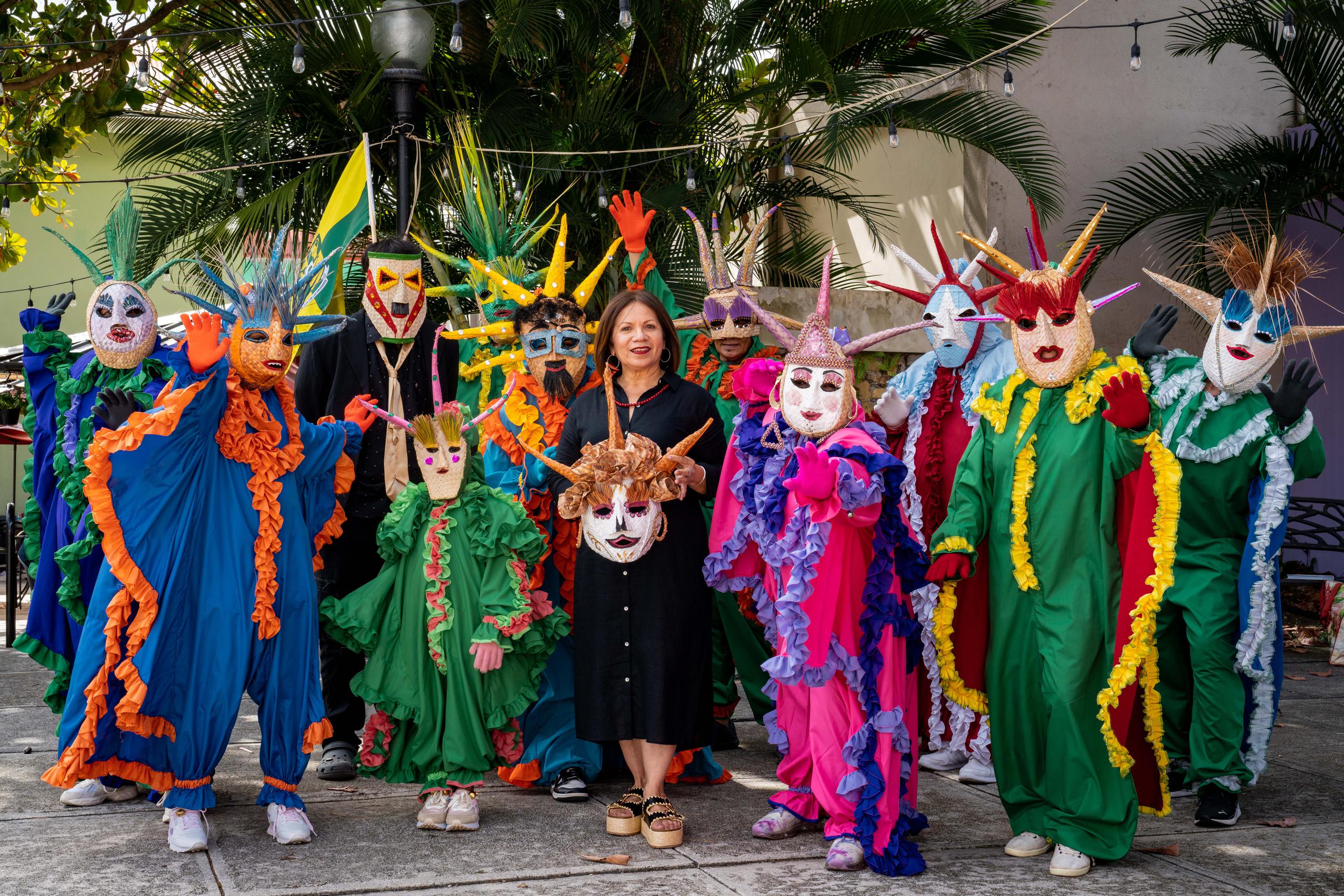 Las máscaras de vejigantes se suman a las de Reyes Magos y quijotes, que confecciona además de sombreros, carteras y demás piezas.
