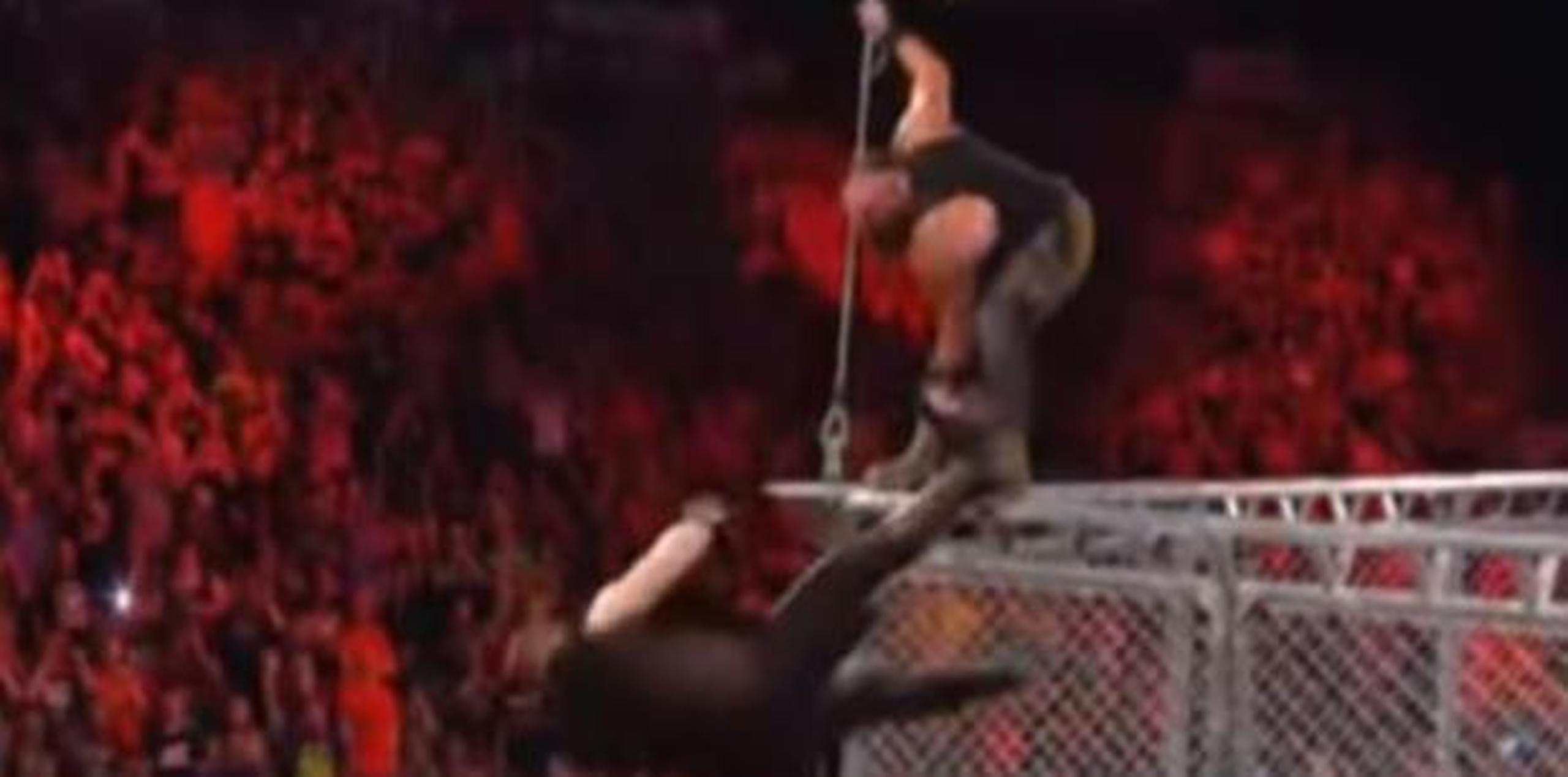 El lanzamiento fue luego que Owens ganara el combate. (captura: Youtube)