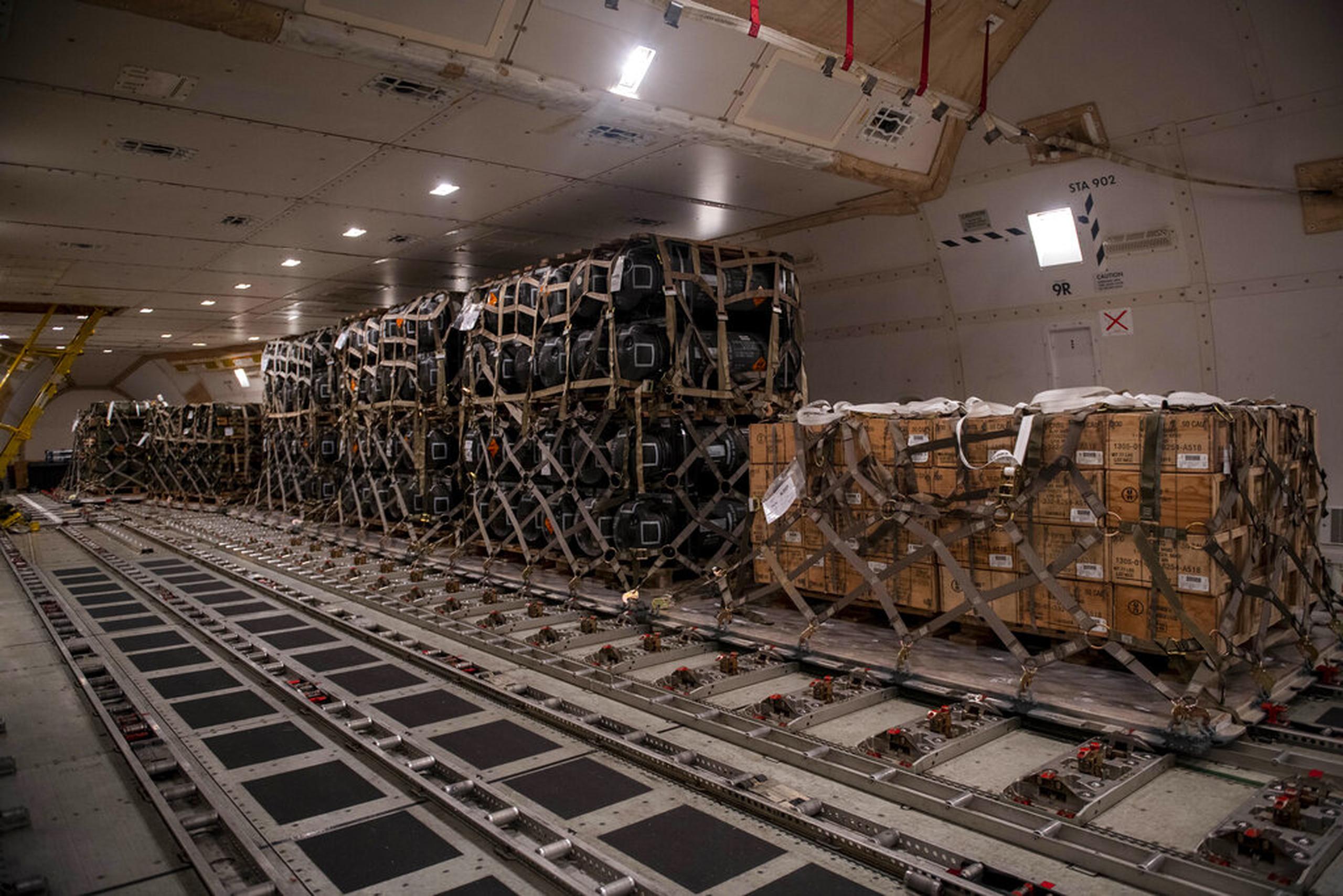 Paletas de municiones, armas y otros equipos con destino a Ucrania son cargados en un avión por el Escuadrón de Puerto Aéreo 436 durante una misión de ventas militares extranjeras en la Base de la Fuerza Aérea de Dover el 24 de enero de 2022.