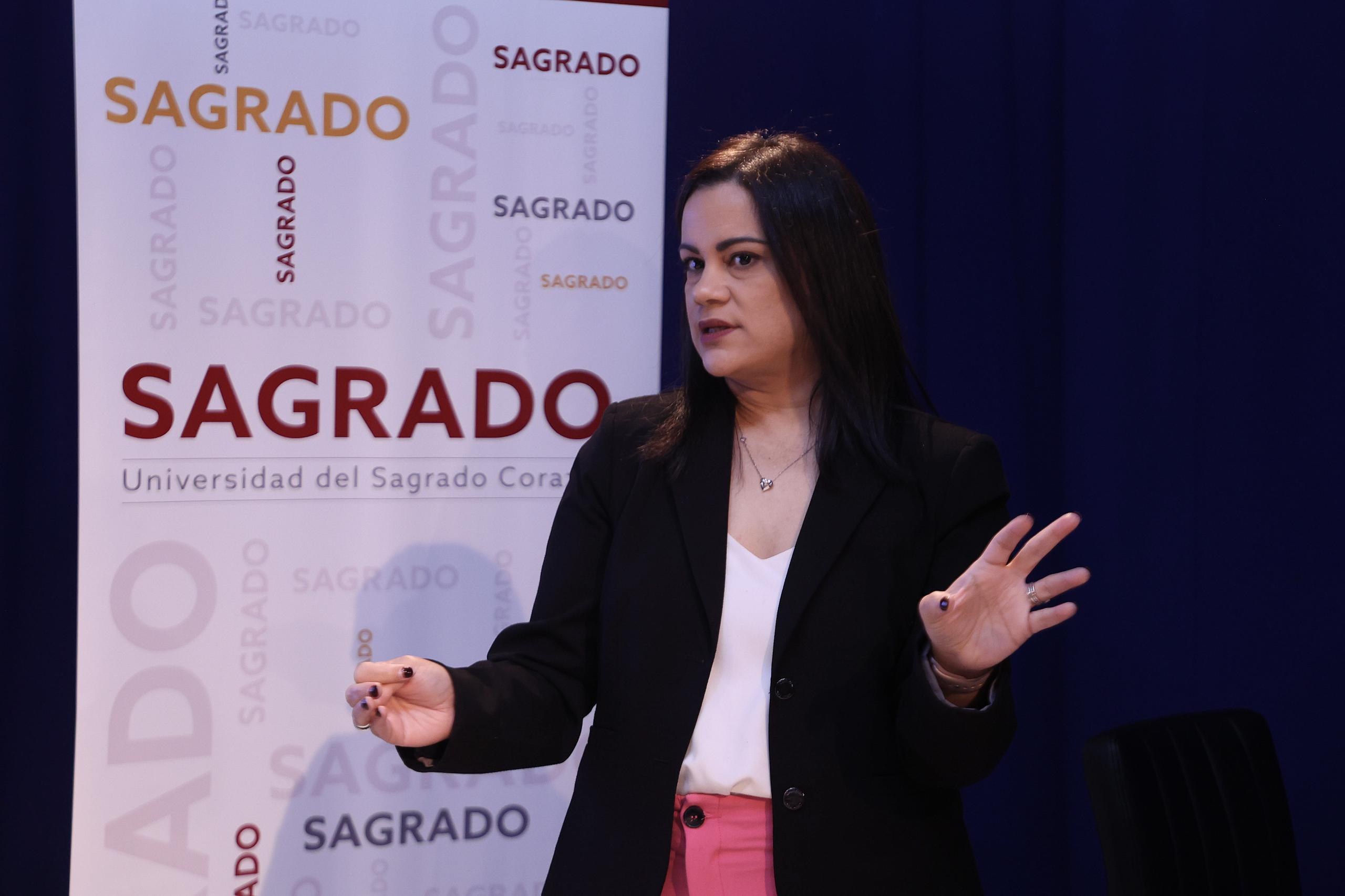 "Nuestras estaciones siguen creciendo y lo que buscamos es poderlos contratar o que ellos salgan totalmente preparados", expresó la vicepresidenta de noticias de Telemundo, Dialma Santiago