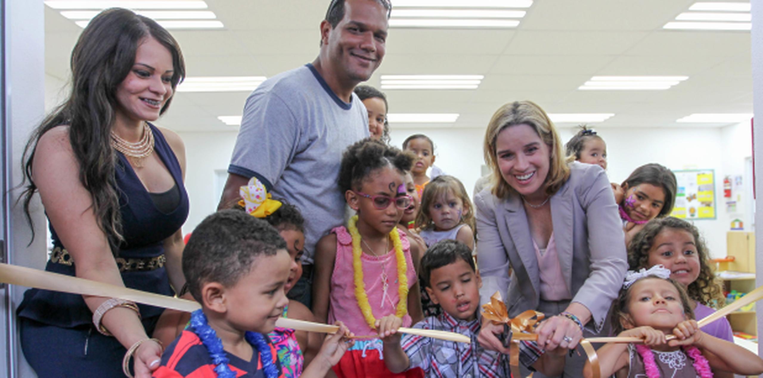 La alcaldesa Carmen Yulín Cruz inaugura la escuela junto a estudiantes preescolares. (Agencia EFE)