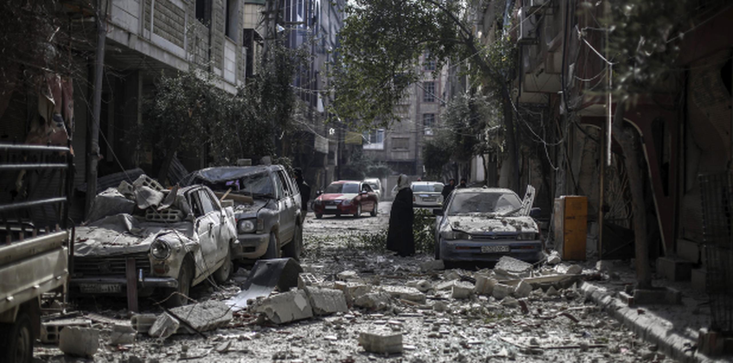 Estragos en la periferia de Damasco de un atentado reciente en la capital de Siria. (AP)