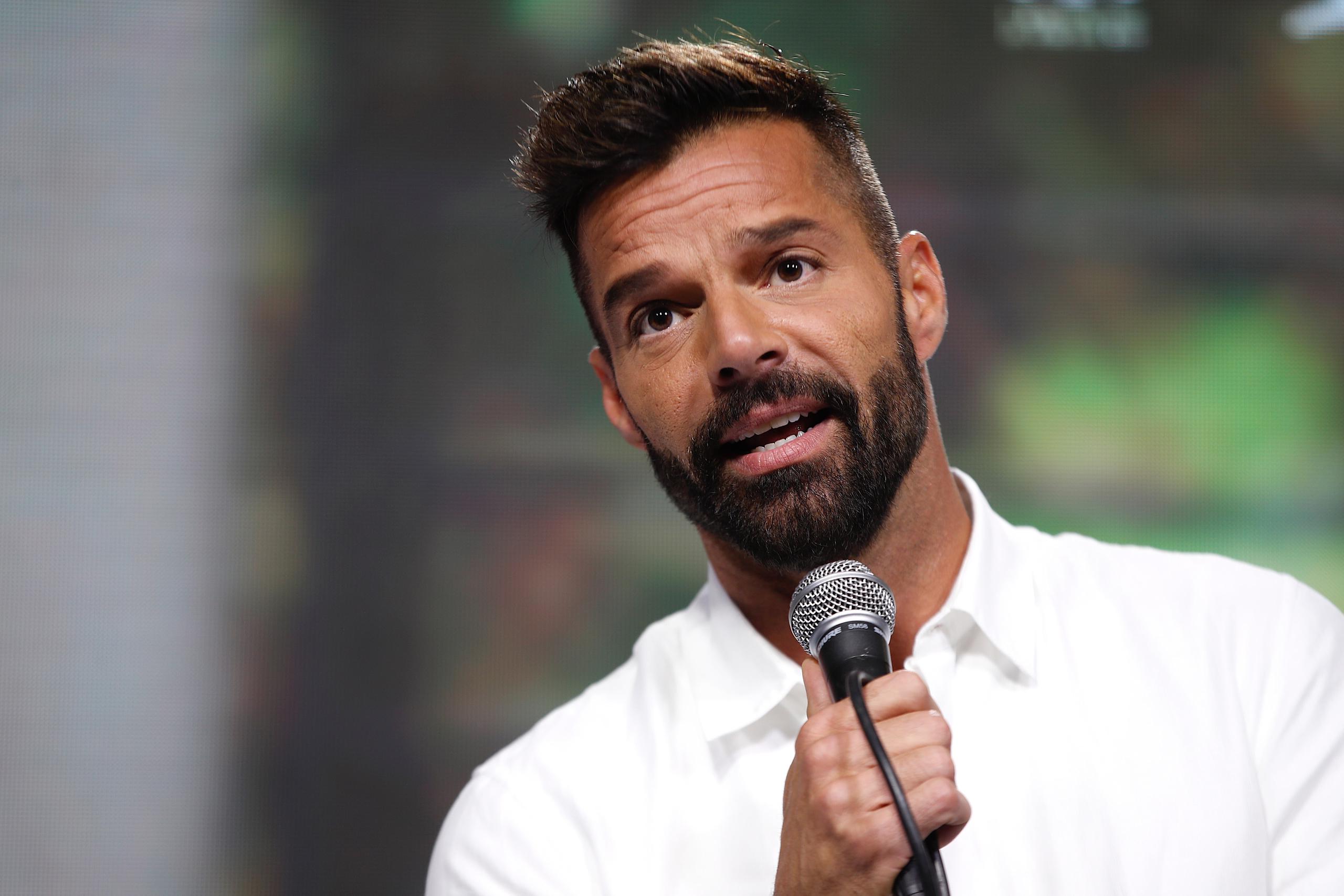 El cantante puertorriqueño Ricky Martin habla durante una rueda de prensa.