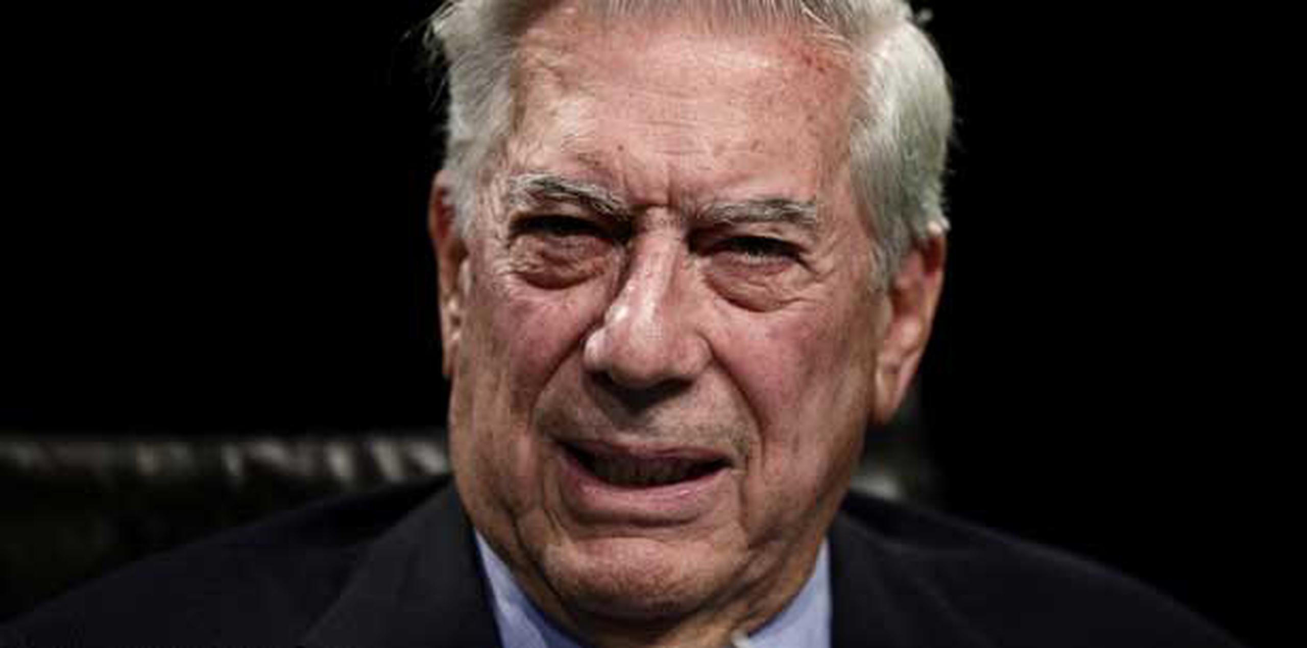 Mario Vargas Llosa se mostró muy crítico con el mandatario ecuatoriano Rafael Correa por su actitud condescendiente hacia Snowden.  (AP/Daniel Ochoa de Olza)