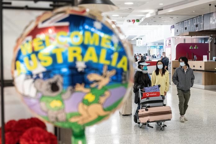 Las burbujas de viaje que iban a permitir entrar al país desde la misma fecha a los viajeros de Japón y Corea del Sur vacunados contra la covid-19 también se retrasan hasta el día 15, agregó el Ejecutivo australiano.