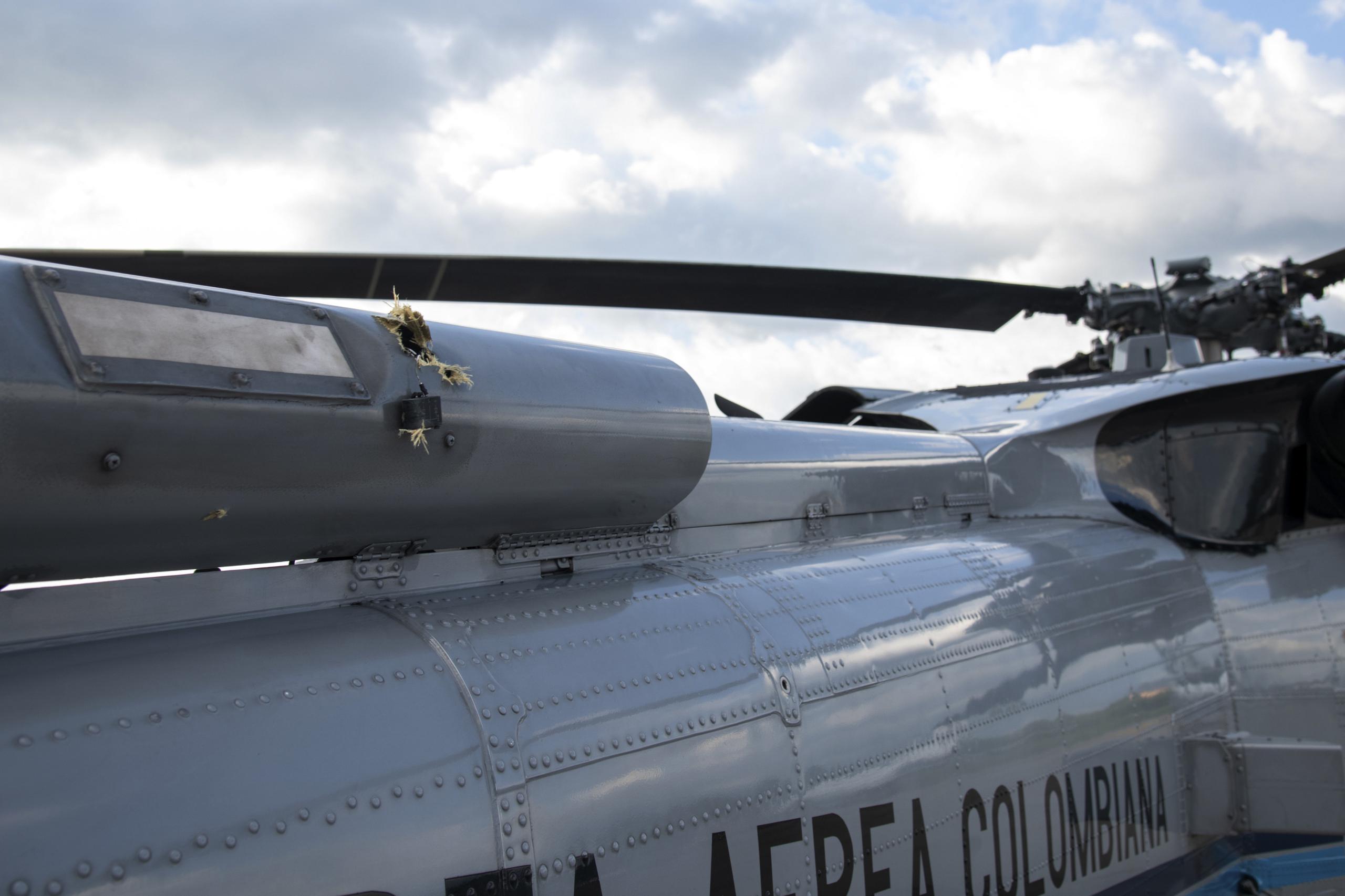 Agujeros de bala en el fuselaje de un helicóptero de la Fuerza Aérea Colombiana que fueron disparados mientras el presidente de Colombia, Iván Duque, y miembros de su gabinete viajaban en el helicóptero, en el aeropuerto de Cúcuta, Colombia.