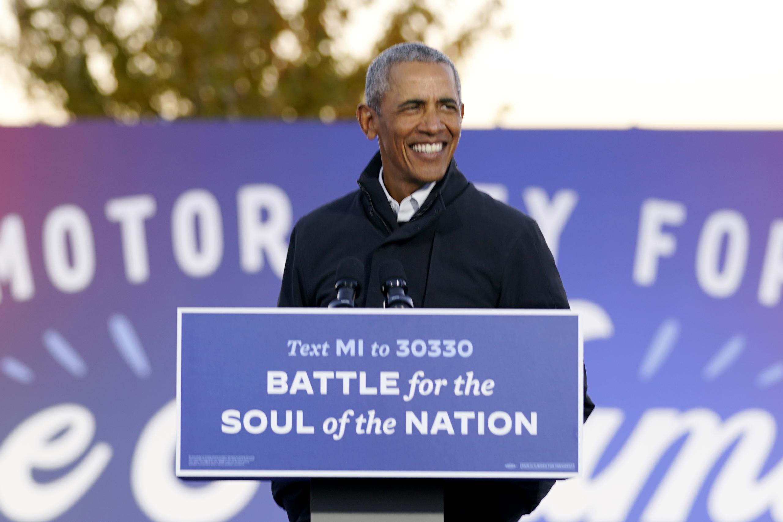 El expresidente Barack Obama dirigió uno de los mítines del candidato presidencial Joe Biden en Detroit, Michigan, donde su exvicepresidente se le uniría más tarde.