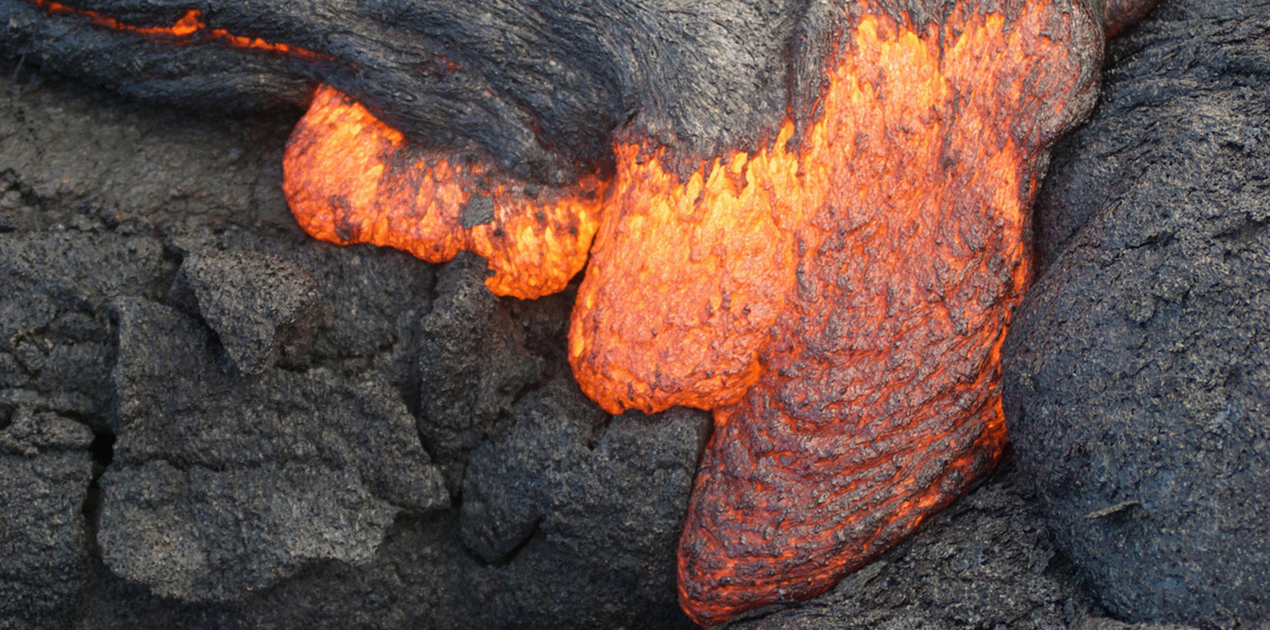 El Parque Nacional de los Volcanes registra entre 1,000 y 1,500 visitantes más al día desde que la lengua de lava llegó al mar a finales de julio. (AP)