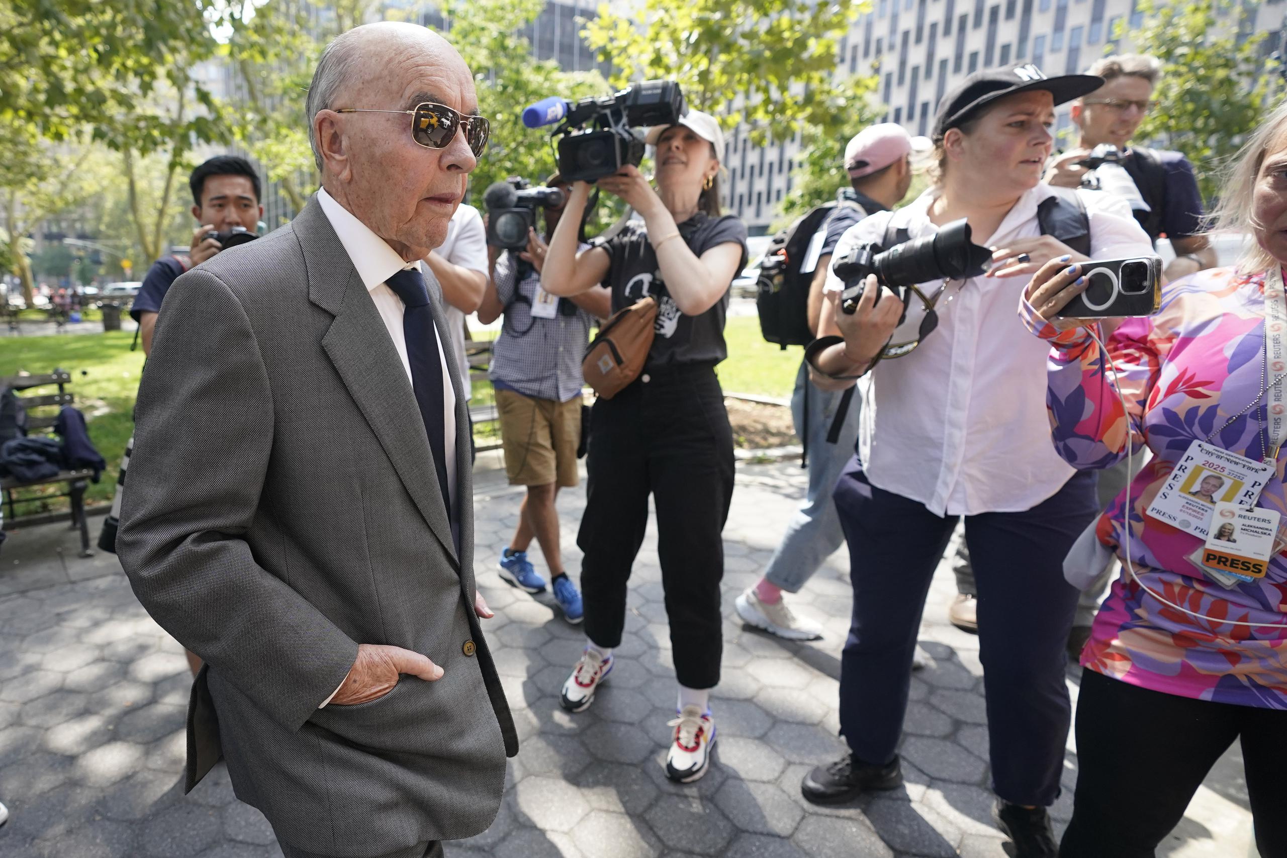 El multimillonario británico Joe Lewis (izquierda) al salir de la corte federal de Manhattan, el miércoles 26 de julio de 2023, en Nueva York.