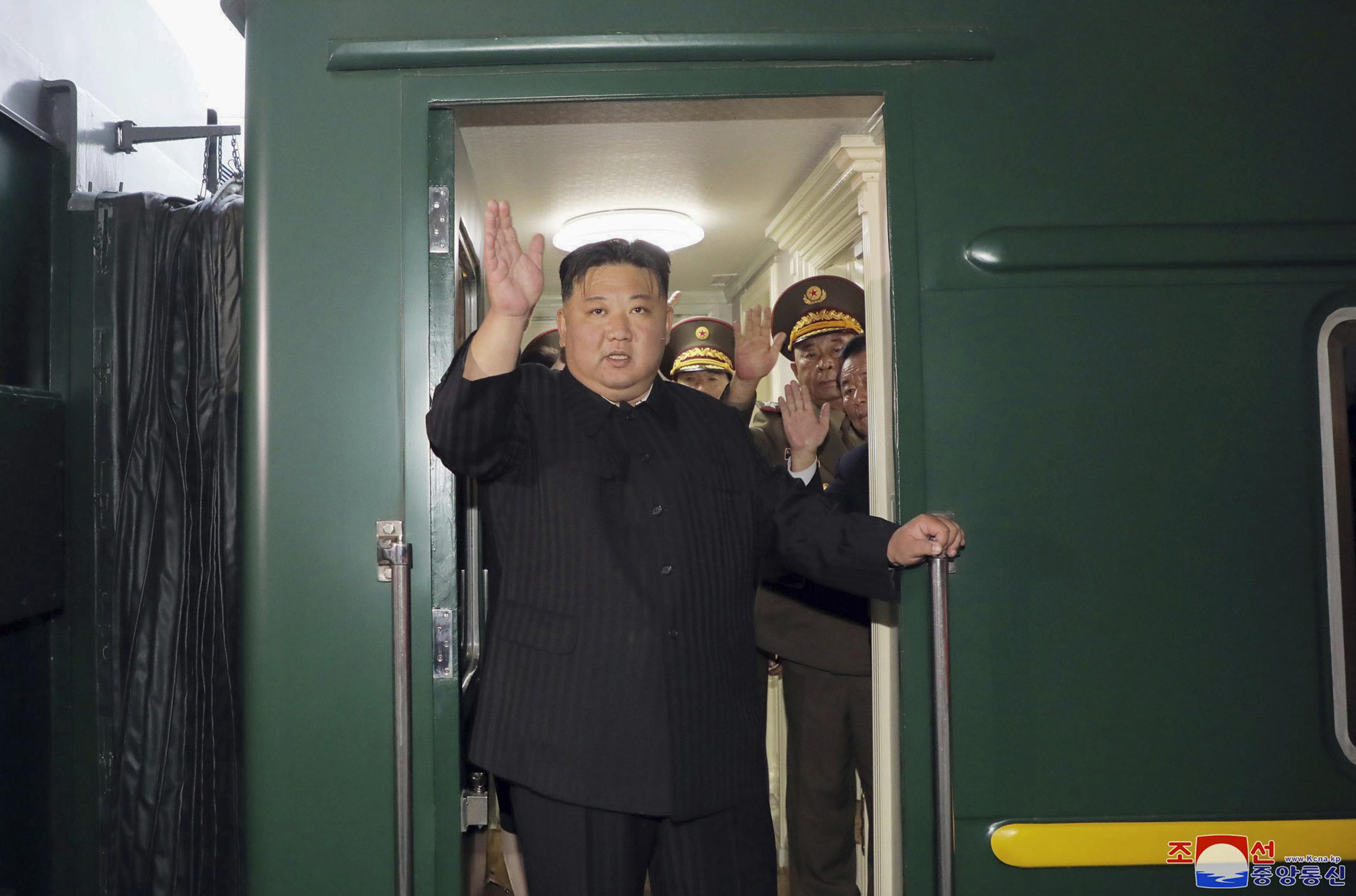 En esta imagen, tomada el 10 de septiembre de 2023 y distribuida por el gobierno de Corea del Norte, muestra al líder norcoreano, Kim Jong Un, saludando desde un tren en Pyongyang, Corea del Norte, antes de partir hacia Rusia. (Agencia Central de Noticias de Corea/Korea News Service vía AP)