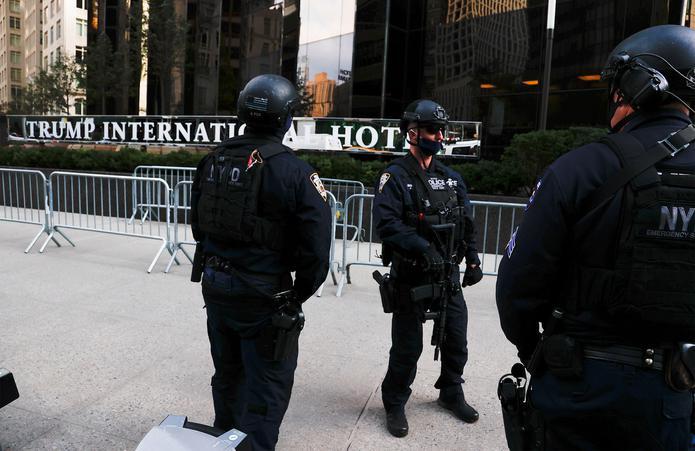 Agentes de la Unidad de Emergencias del Departamento de Policía de Nueva York presta guardia afuera de la Torre Trump y los edificios adyacentes, en Nueva York (EE.UU.).