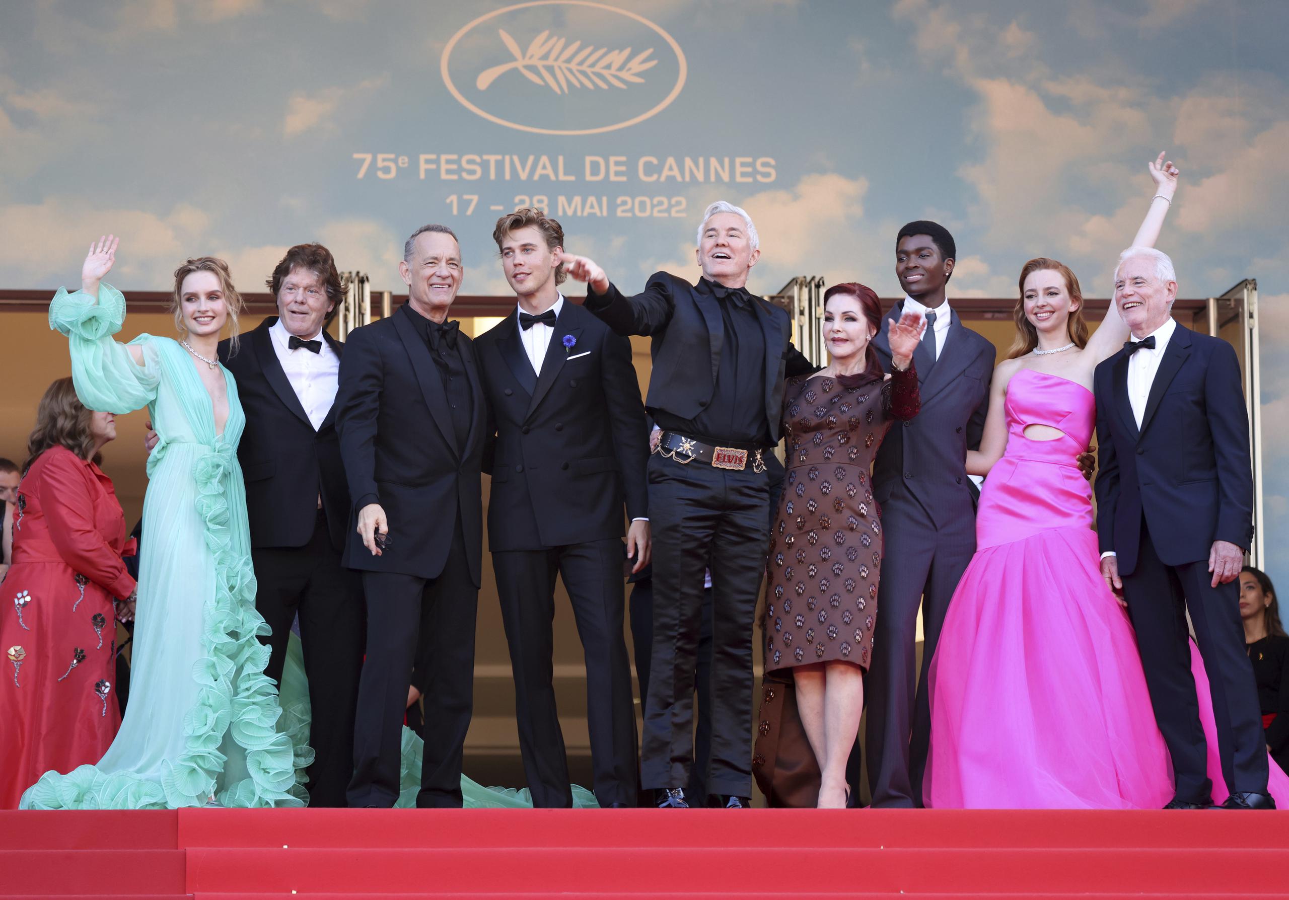 Olivia DeJonge, Jerry Schilling, Tom Hanks, Austin Butler, el director Baz Luhrmann, Priscilla Presley, Alton Mason, Natasha Bassett y el productor Patrick McCormick, (de izquierda a derecha), posaron al llegar ayer al estreno de "Elvis" en el Festival de Cine de Cannes.