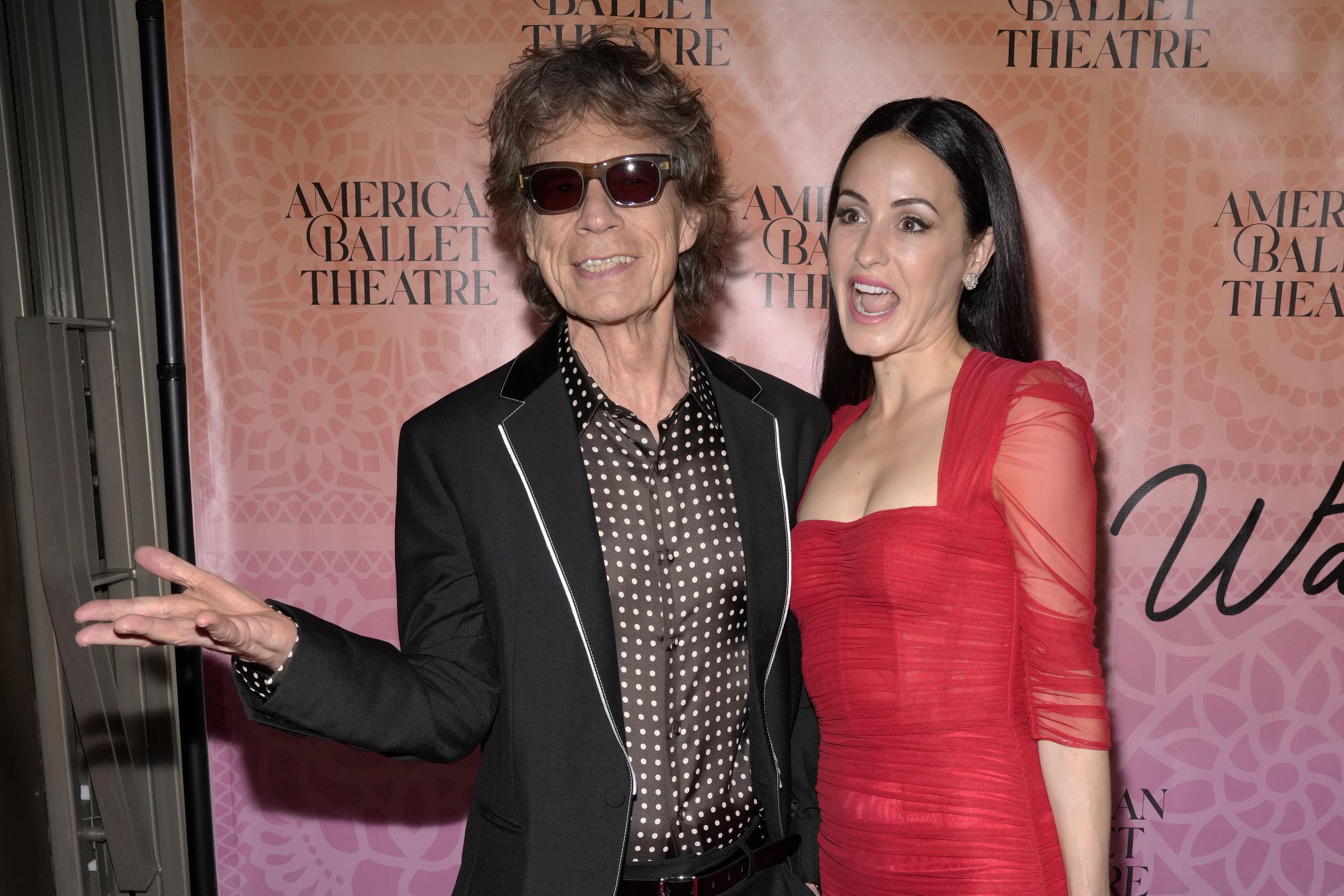 Mick Jagger junto Melanie Hamrick en el estreno teatral de "Like Water for Chocolate" en Nueva York.