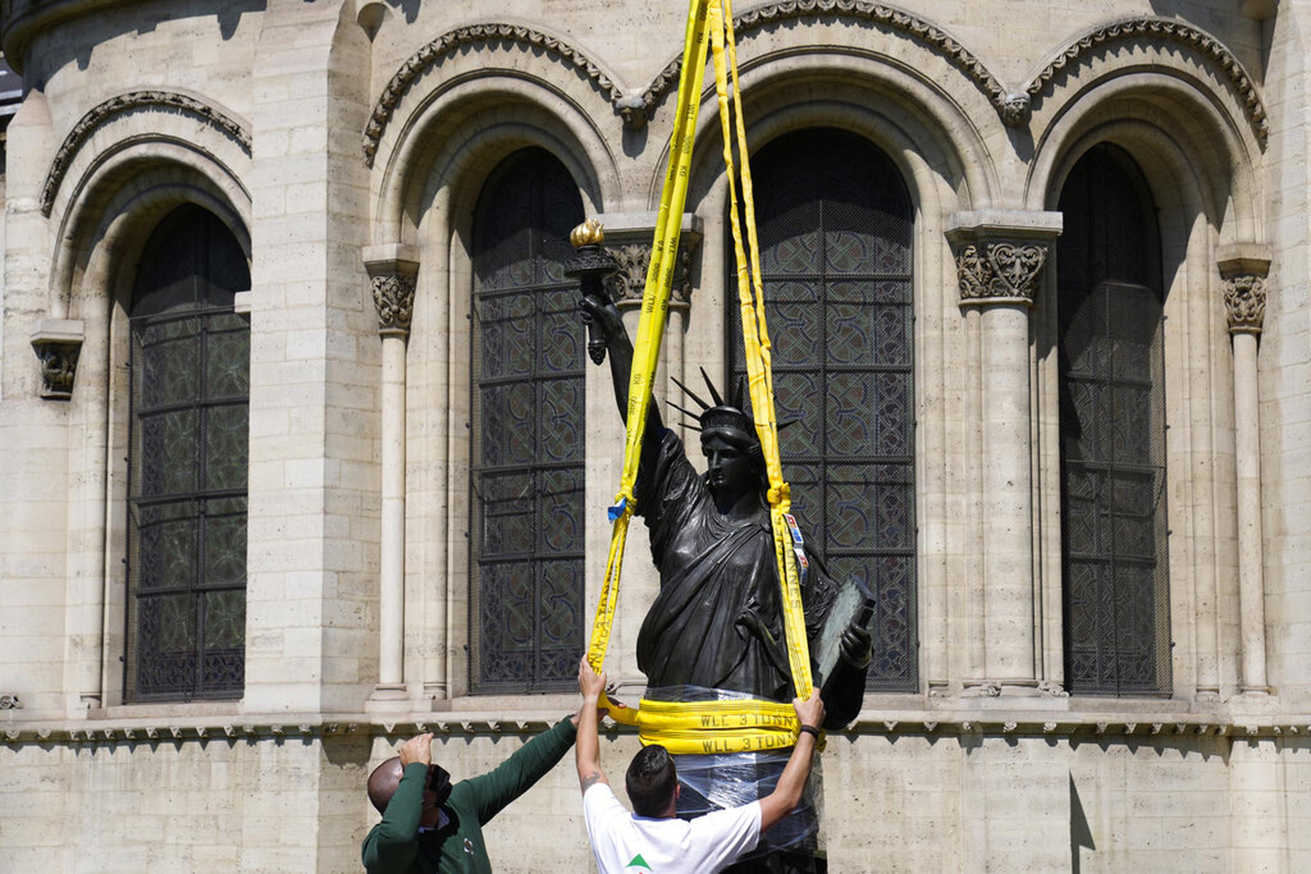 Foto tomada en París el 7 de junio del 2021 de la réplica de la Estatua de la Libertad que está siendo enviada desde Francia a Estados Unidos.