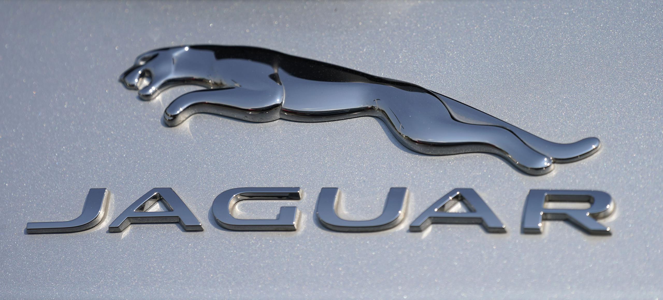 El logotipo de la compañía de automóviles Jaguar brilla sobre un vehículo eléctrico I-Pace en un distribuidor de Jaguar, en Littleton, Estados Unidos.