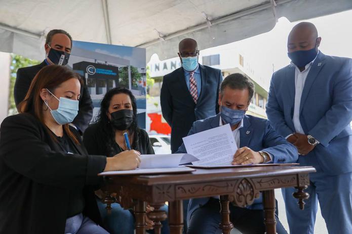 Nerma Albertorio (izq.), fundadora del Centro para Emprendedores, y Miguel Romero, alcalde de San Juan, firman un acuerdo de colaboración para establecer una incubadura de negocios en Río Piedras.