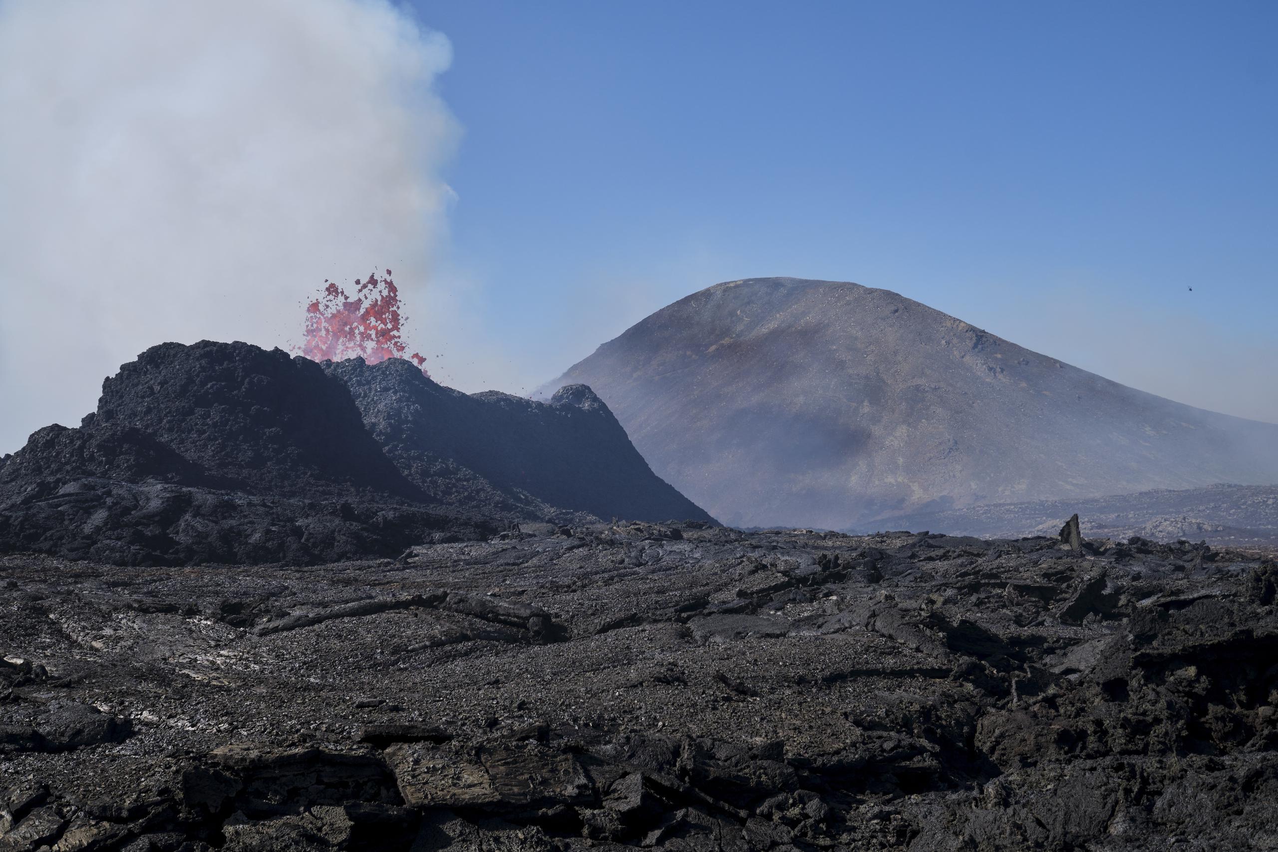 La mayoría de los terremotos se registraron en medio del dique volcánico en Sundhnúk a una profundidad de entre 3 y 5 kilómetros.
En la imagen, la erupción de un volcán en Islandia. (Archivo/EFE/EPA/ANTON BRINK)