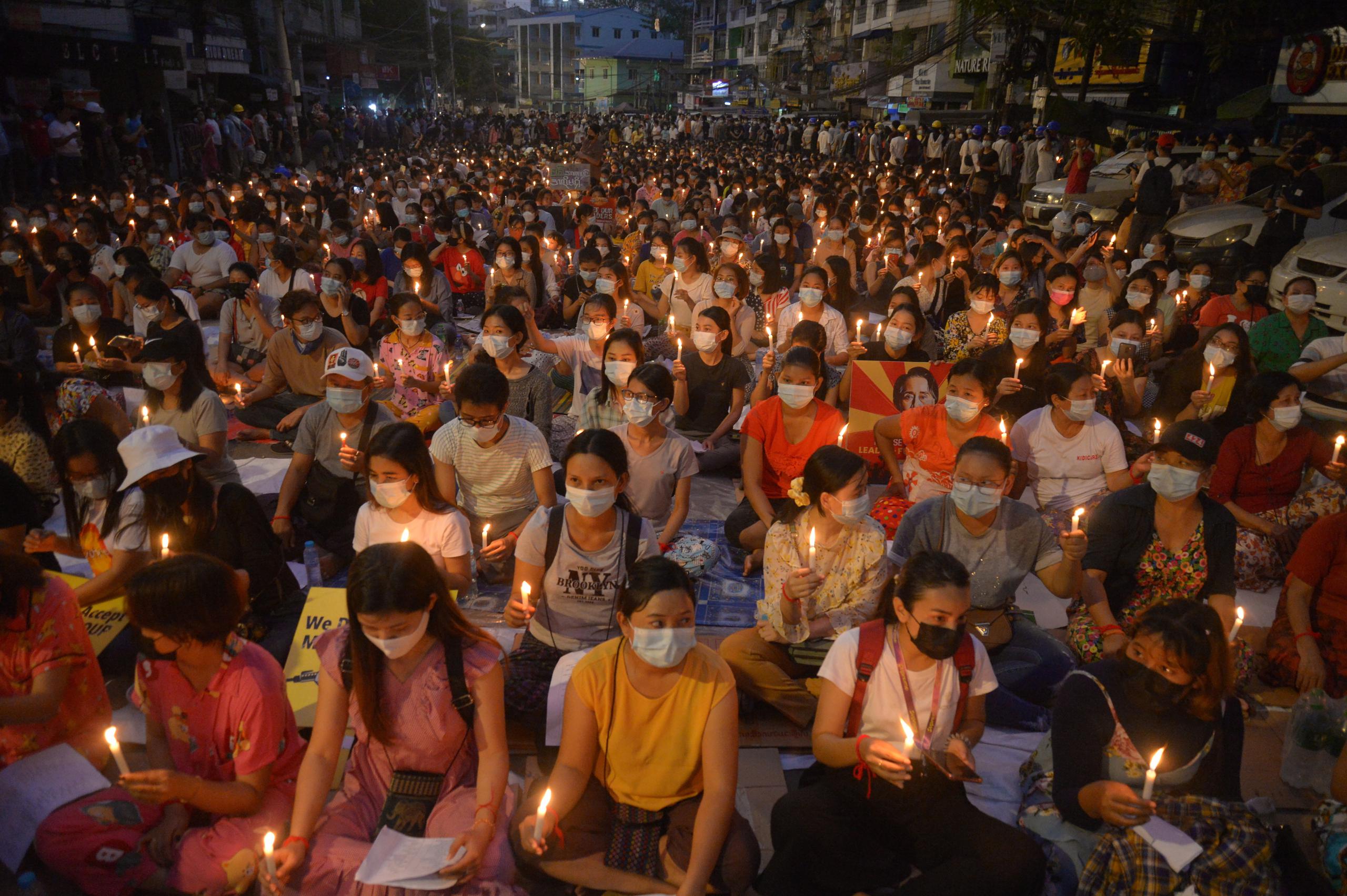 Miles de personas asistieron la noche del sábado a una vigilia pacífica en Yangon, luego de una jornada en la que más temprano en el día murieron cinco personas a manos de las fuerzas golpistas.