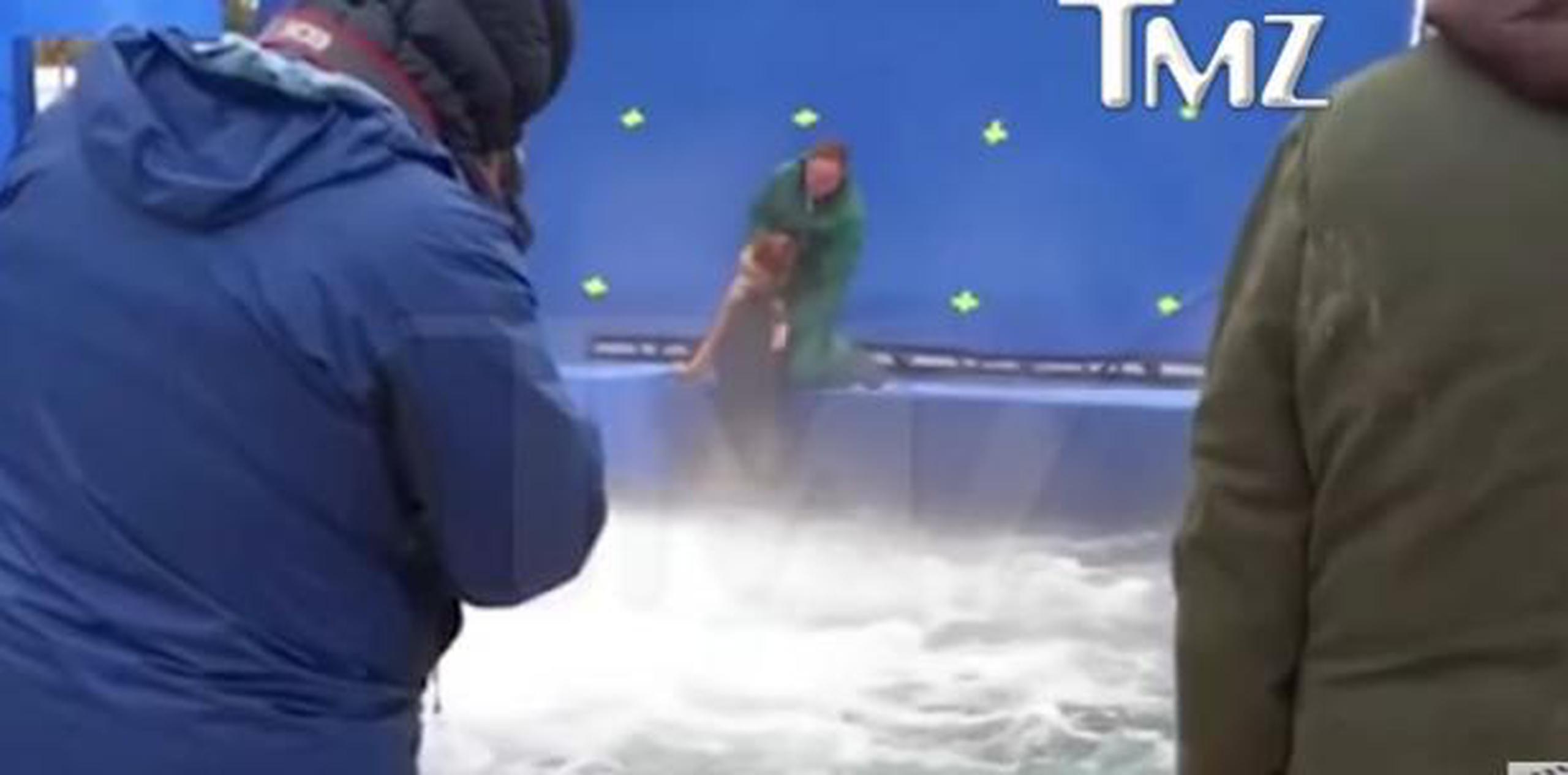 Según se aprecia en el video tomado durante la producción, este perro habría sido obligado a saltar al agua a pesar de estar visiblemente asustado. (Captura/YouTube)