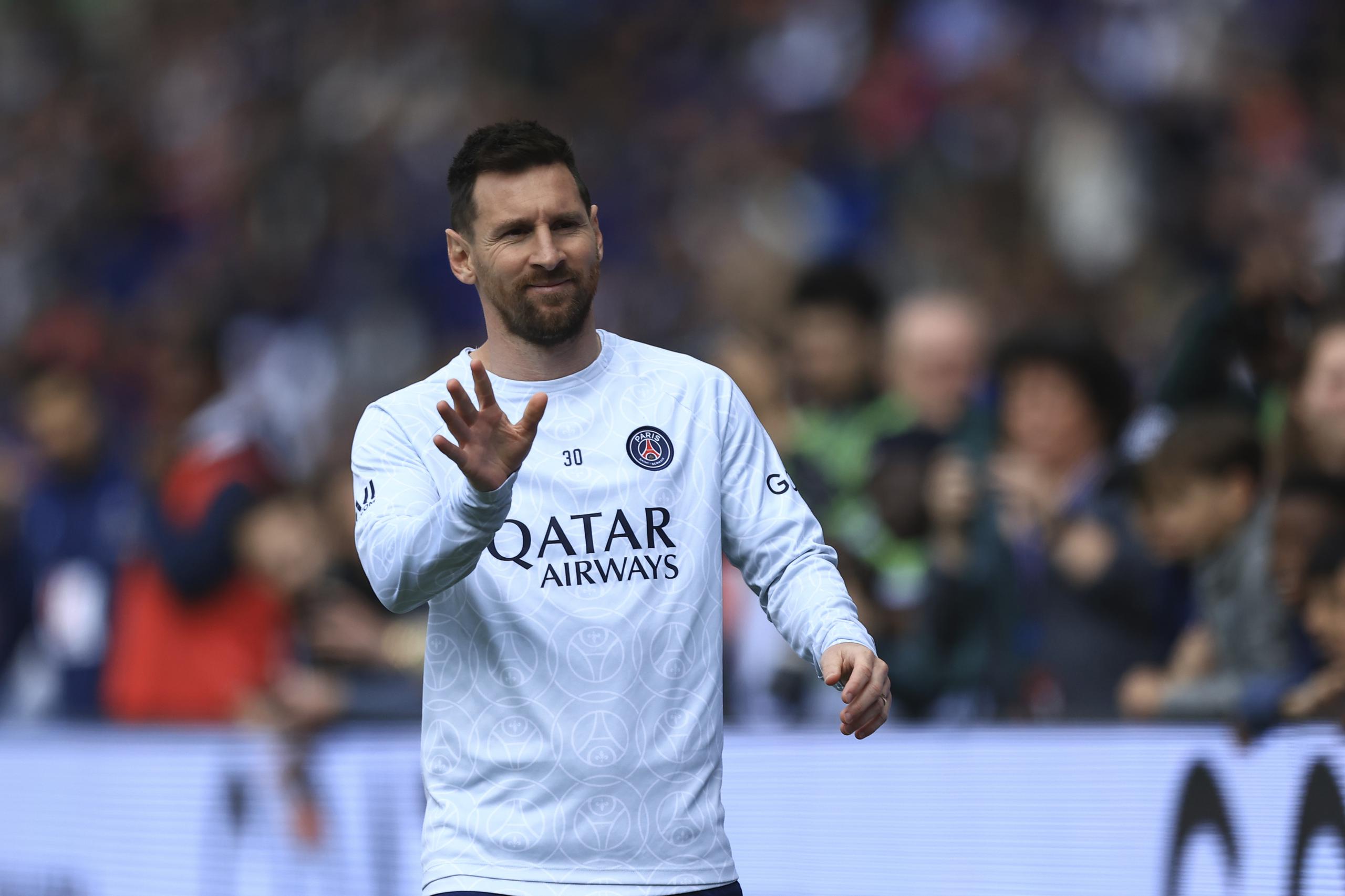 Lionel Messi del Paris Saint-Germain previo al partido de la liga francesa ante Lorient, el domingo 30 de abril de 2023, en París.