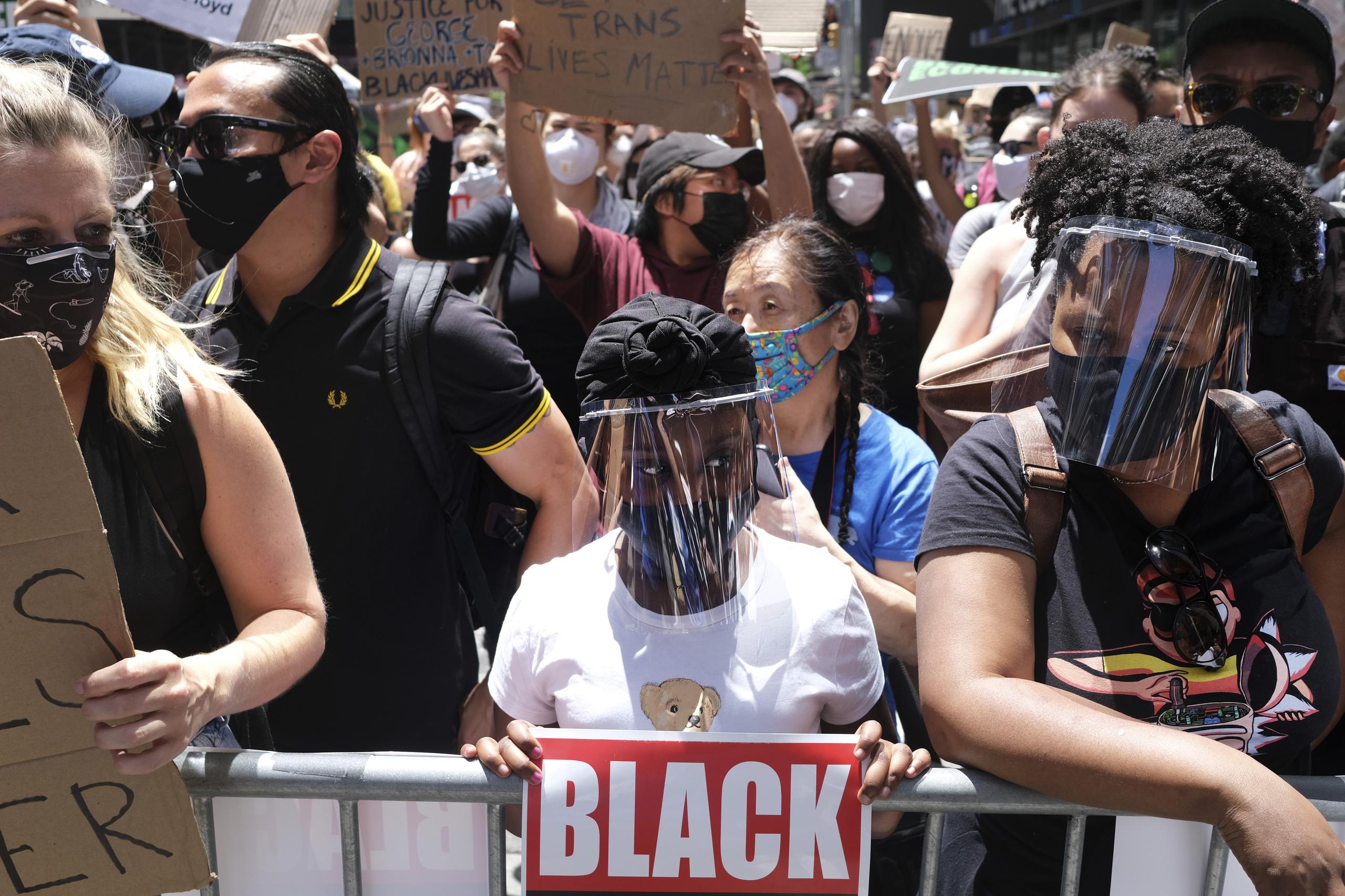 Manifestantes participan en una marcha cerca de Times Square, en Nueva York,  para protestar contra el racismo y la brutalidad policial