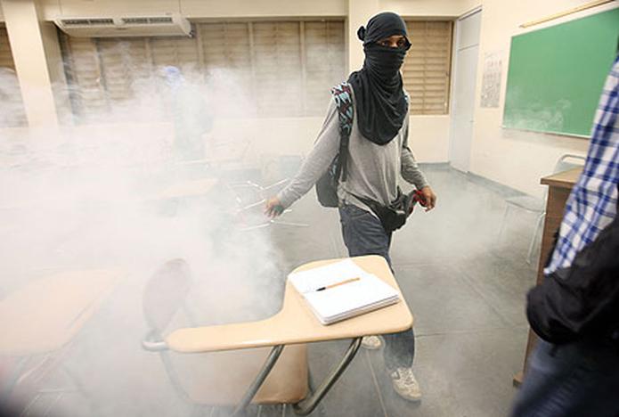Alumnos que recorren los salones lanzan bolitas de humo para sacar a los que sí tomaban clases. (Primera Hora/Teresa Canino Rivera)