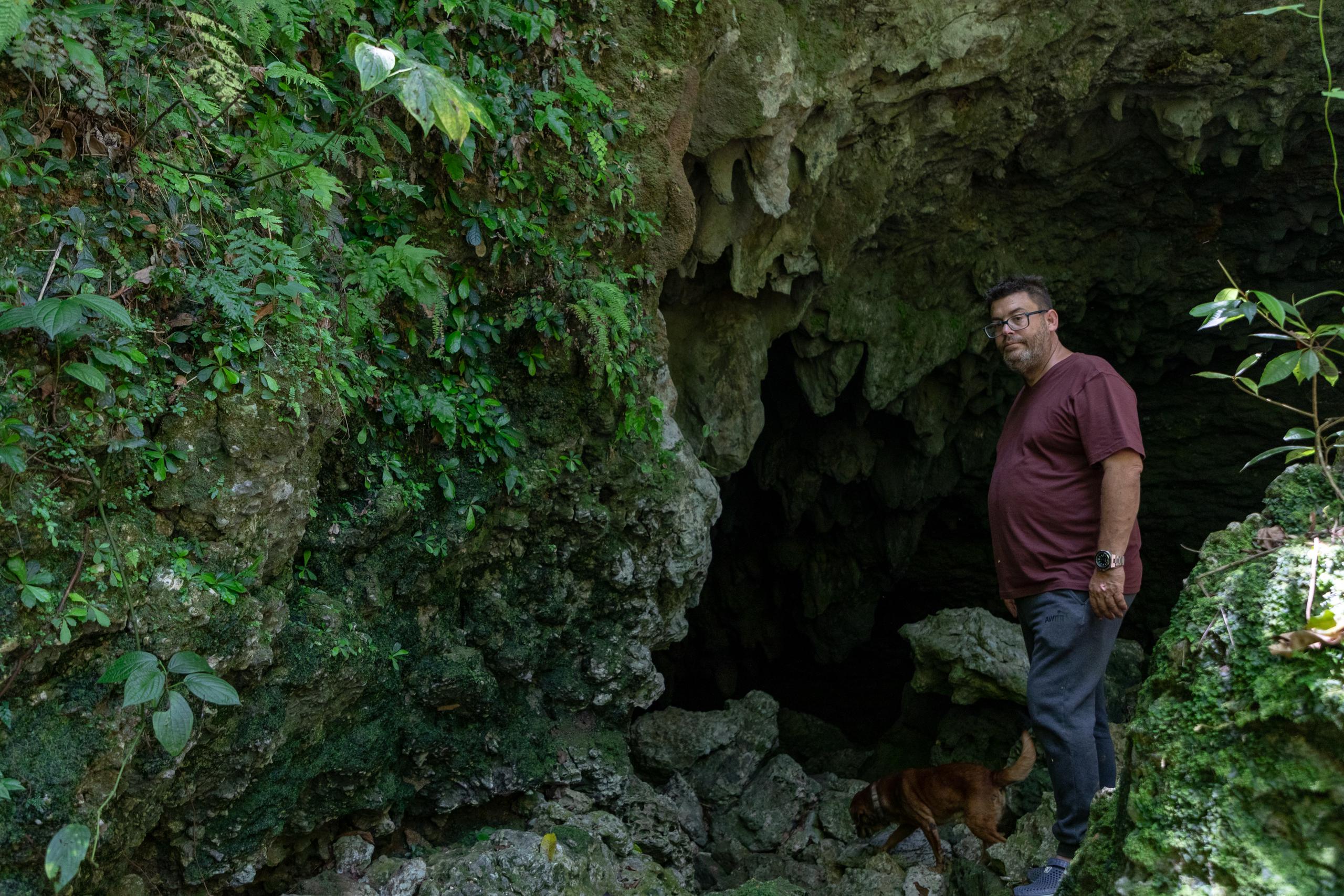La despoblada zona el barrio Santa Rosa de Utuado, donde hubo una comunidad, es un verdadero tesoro natural. En la foto, frente a una de las cuevas, Lionel Alberto Collazo González.