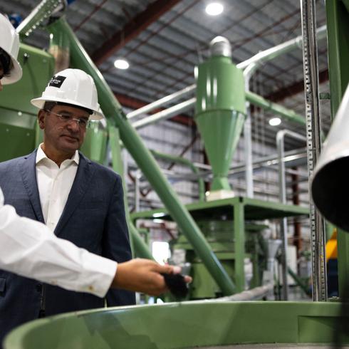 Pierluisi inaugura planta de reciclaje de neumáticos en Yabucoa