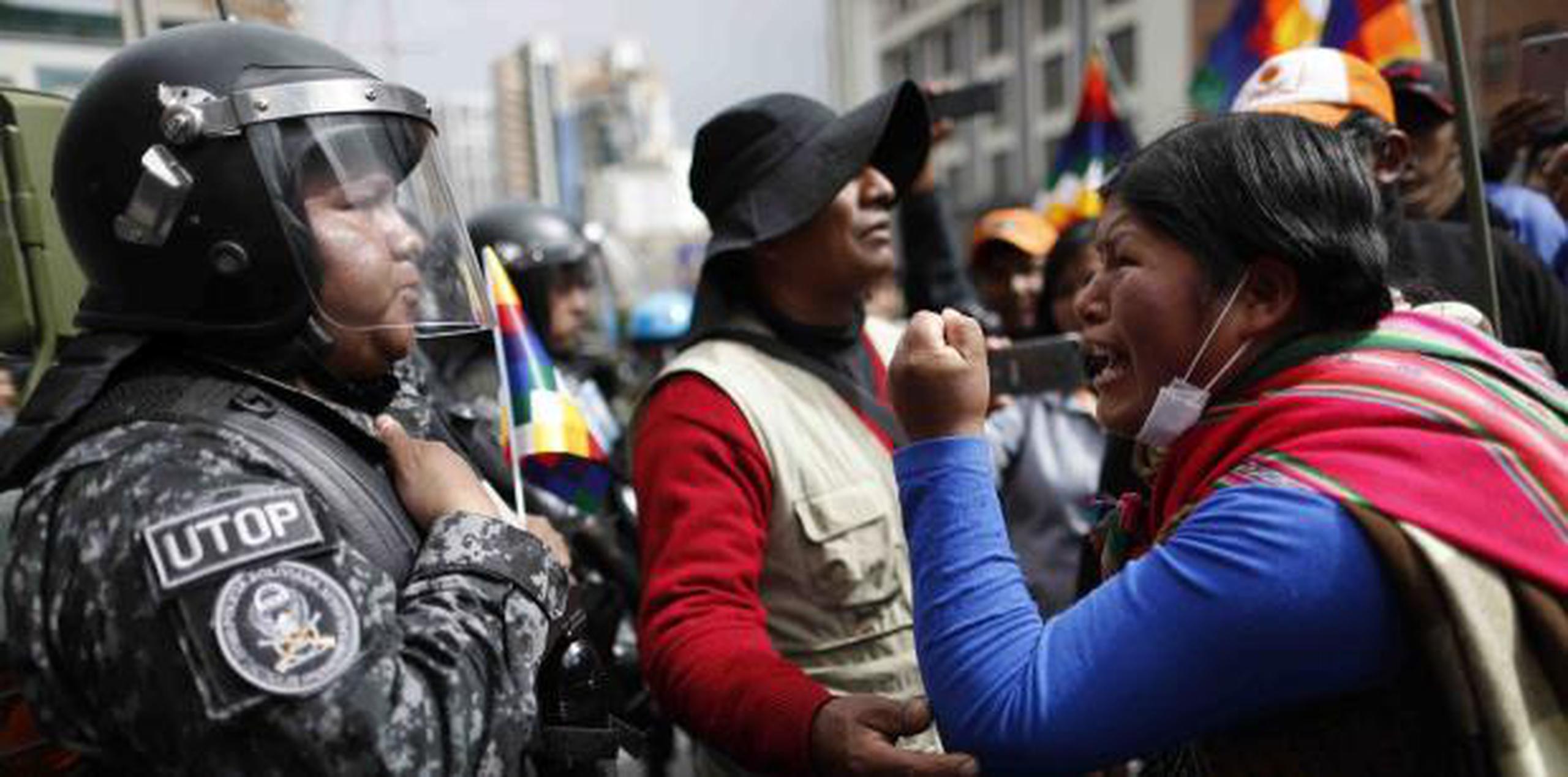 Una partidaria del expresidente de Bolivia, Evo Morales, grita a un policía y le dice que respete a los indígenas del país. (AP / Natacha Pisarenko)