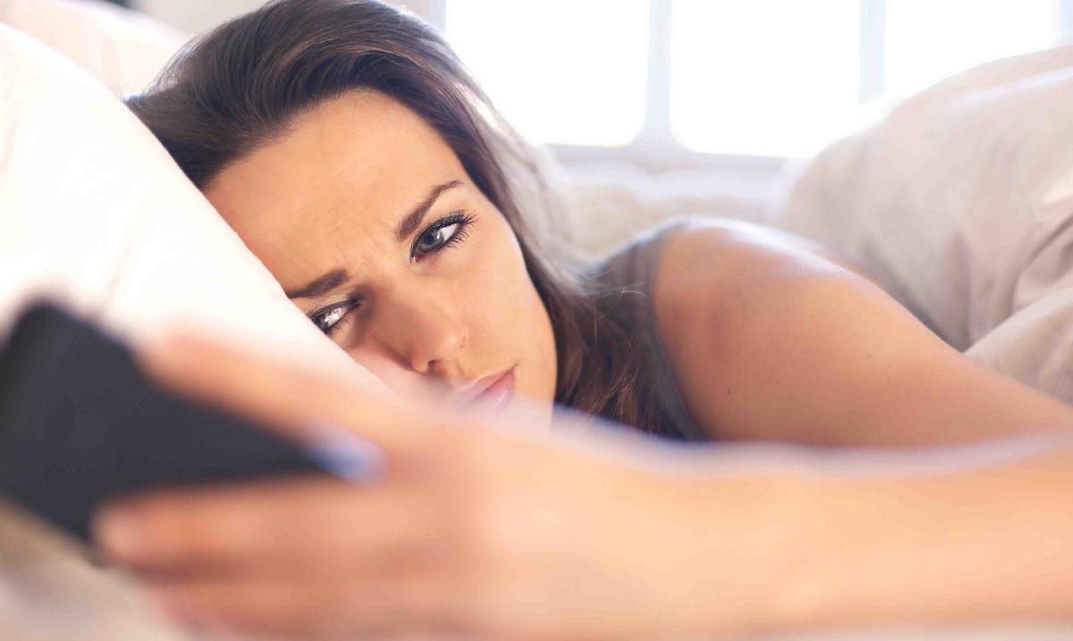 Reasons that prevent you from sleeping with your mobile phone close to you