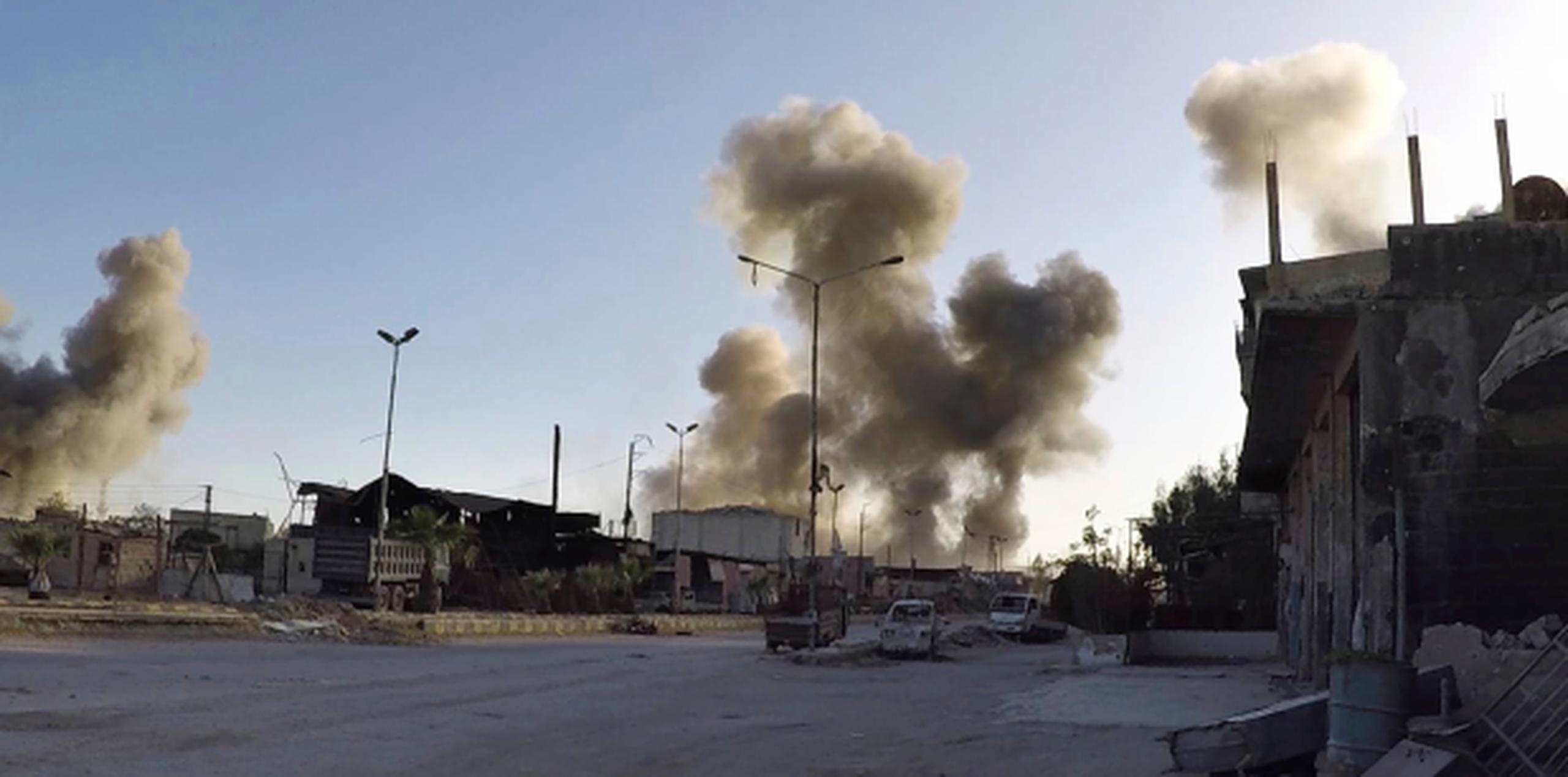 Columnas de humo después de un ataque aéreo de las fuerzas del gobierno sirio en la localidad de Duma, en la región de Ghouta oriental, al este de Damasco, Siria. (AP0