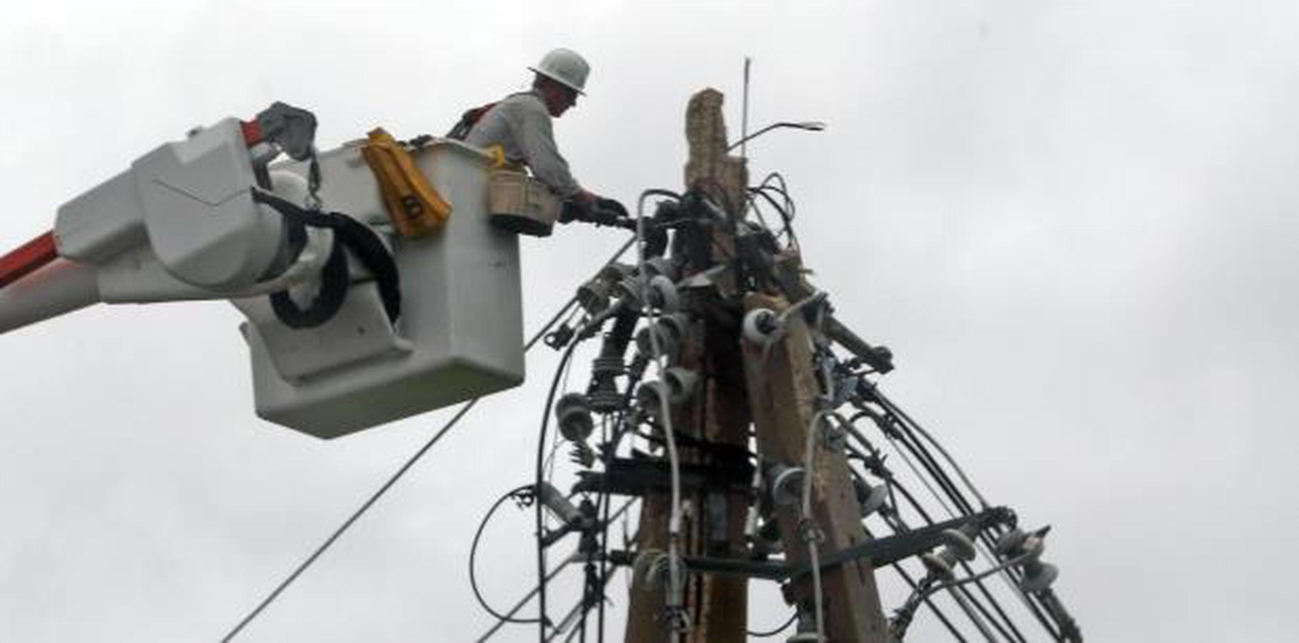 Según actualiza hoy la Autoridad de Energía Eléctrica (AEE), unos 13,870 abonados de la corporación pública todavía carecen de servicio eléctrico. (Archivo)
