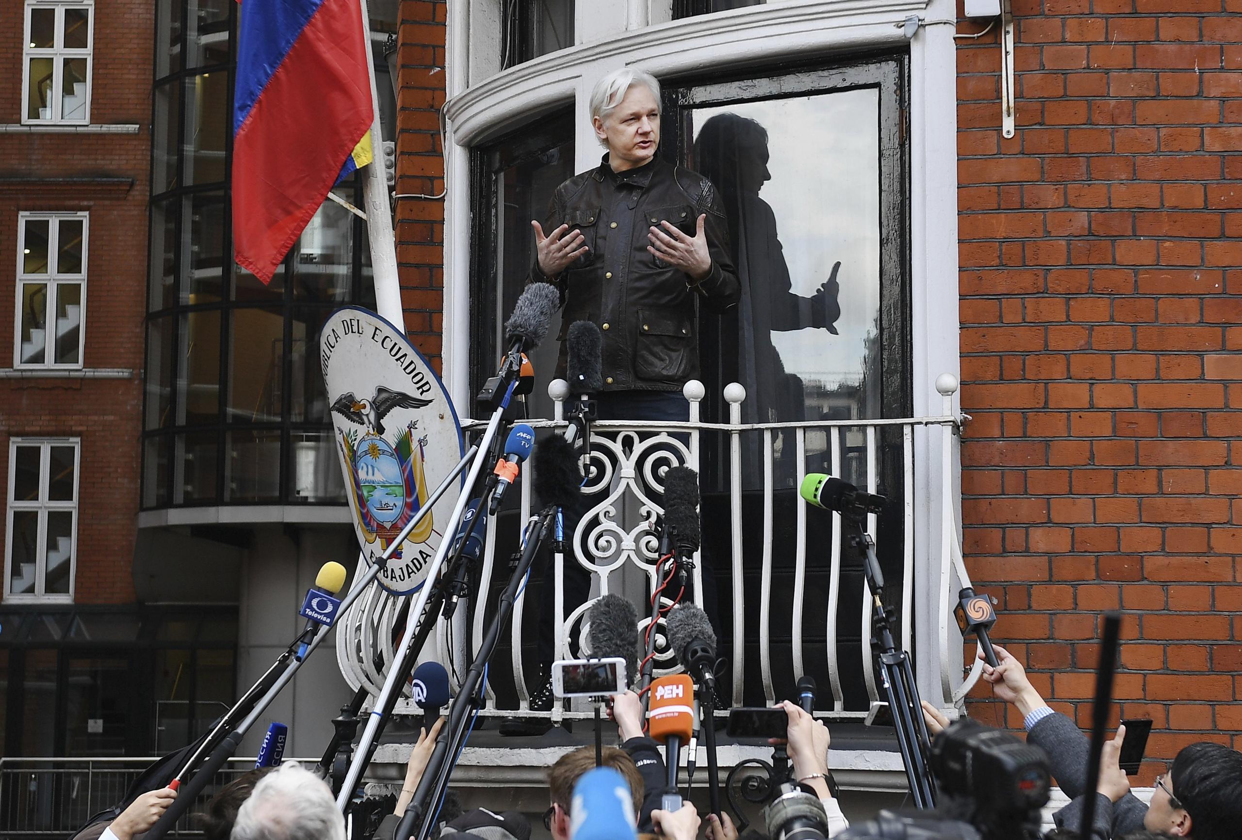 El fundador del portal web WikiLeaks, Julian Assange, al atender a medios de comunicación, desde el balcón de la embajada ecuatoriana en Londres, en el Reino Unido, donde permaneció asilado entre junio de 2012 y abril de 2019. (EFE/Andy Rain)