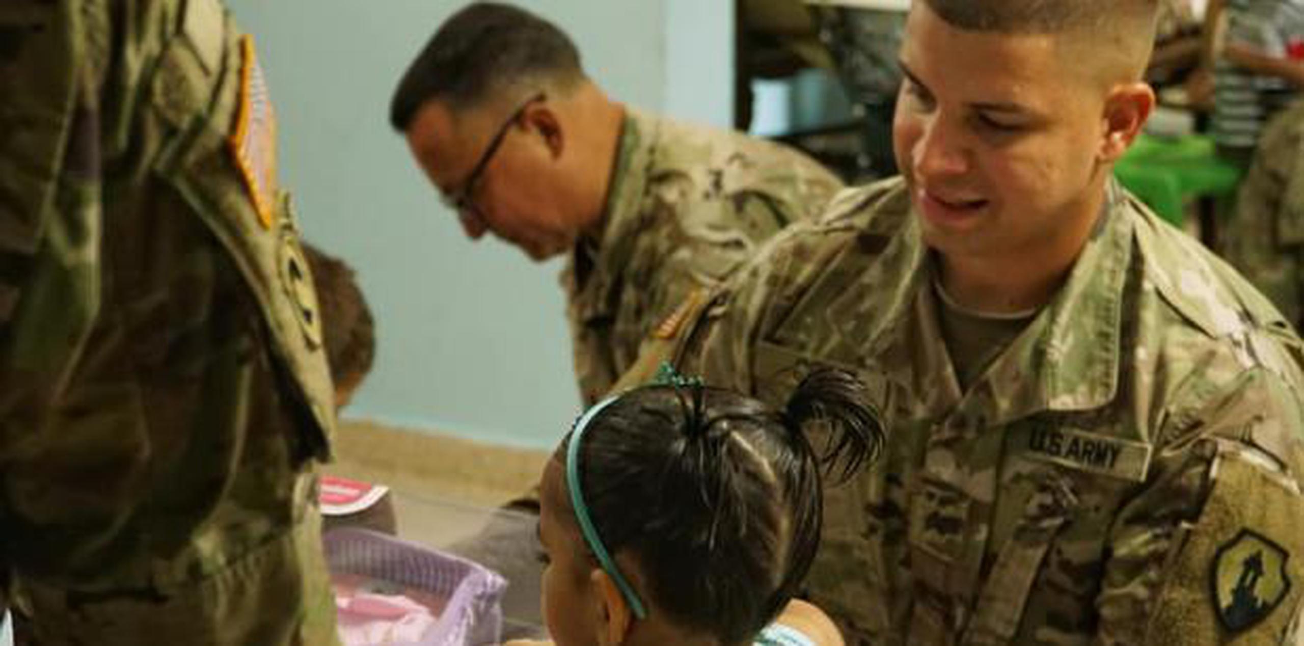 Como parte de la visita, los soldados compartieron y jugaron con los pequeños. (Suministrada)
