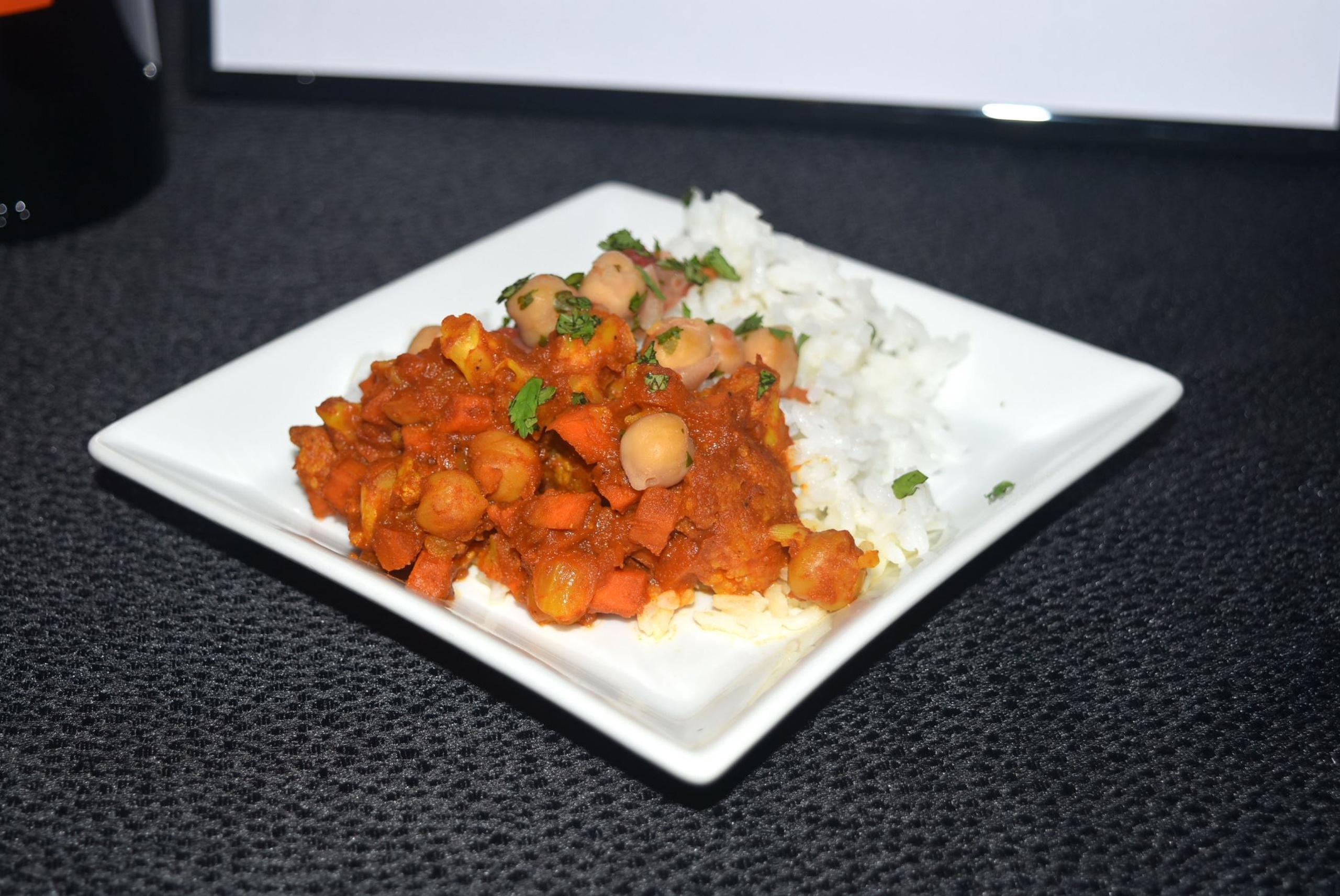 Plato vegetariano de curry, garbanzos y arroz de India (Foto: Gregorio Mayí)