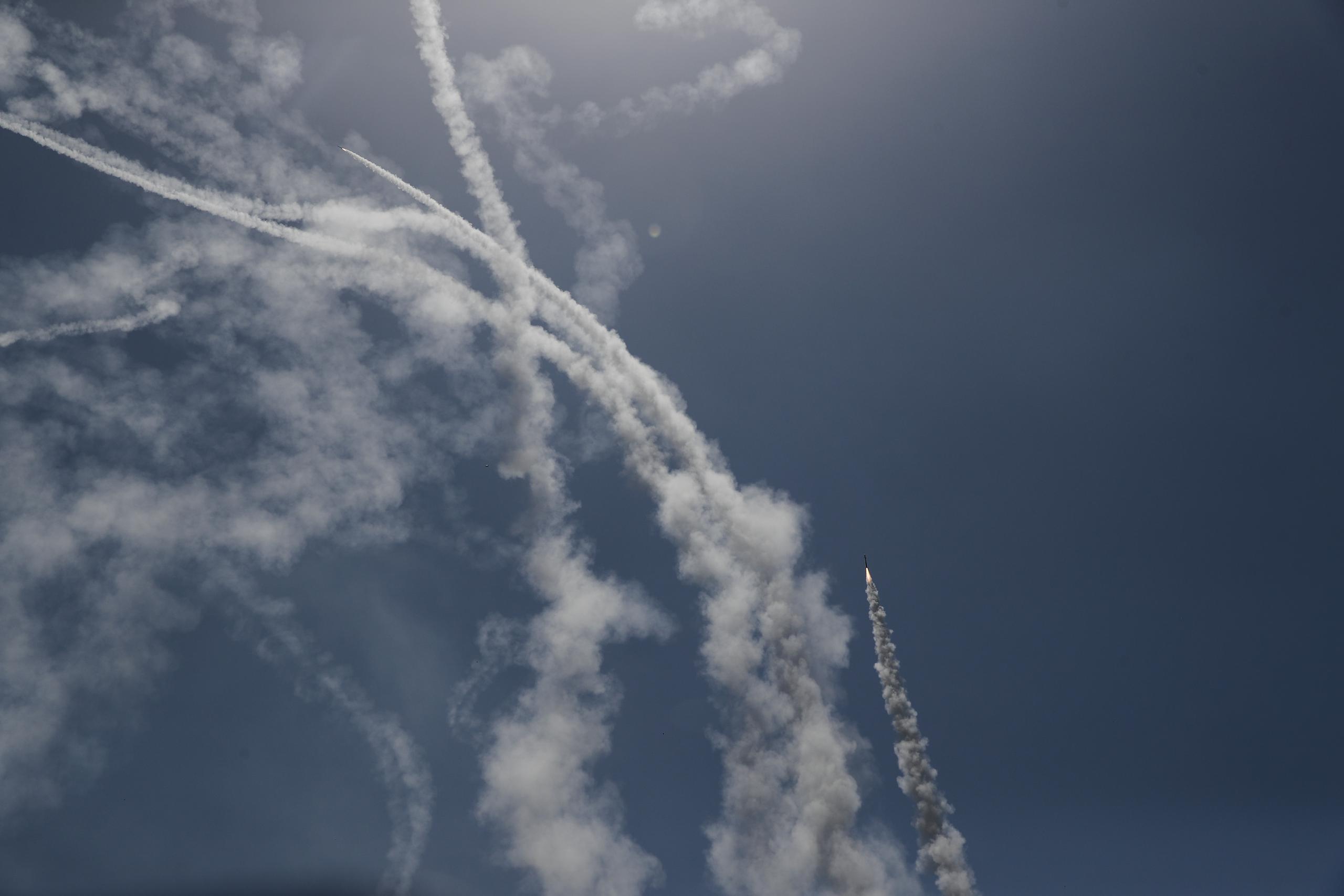 El sistema israelí de defensa aérea lanza un dron para interceptar cohetes disparados desde la Franja de Gaza.