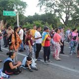 Caravana de migrantes bloquea carretera en el sur de México para exigir visas