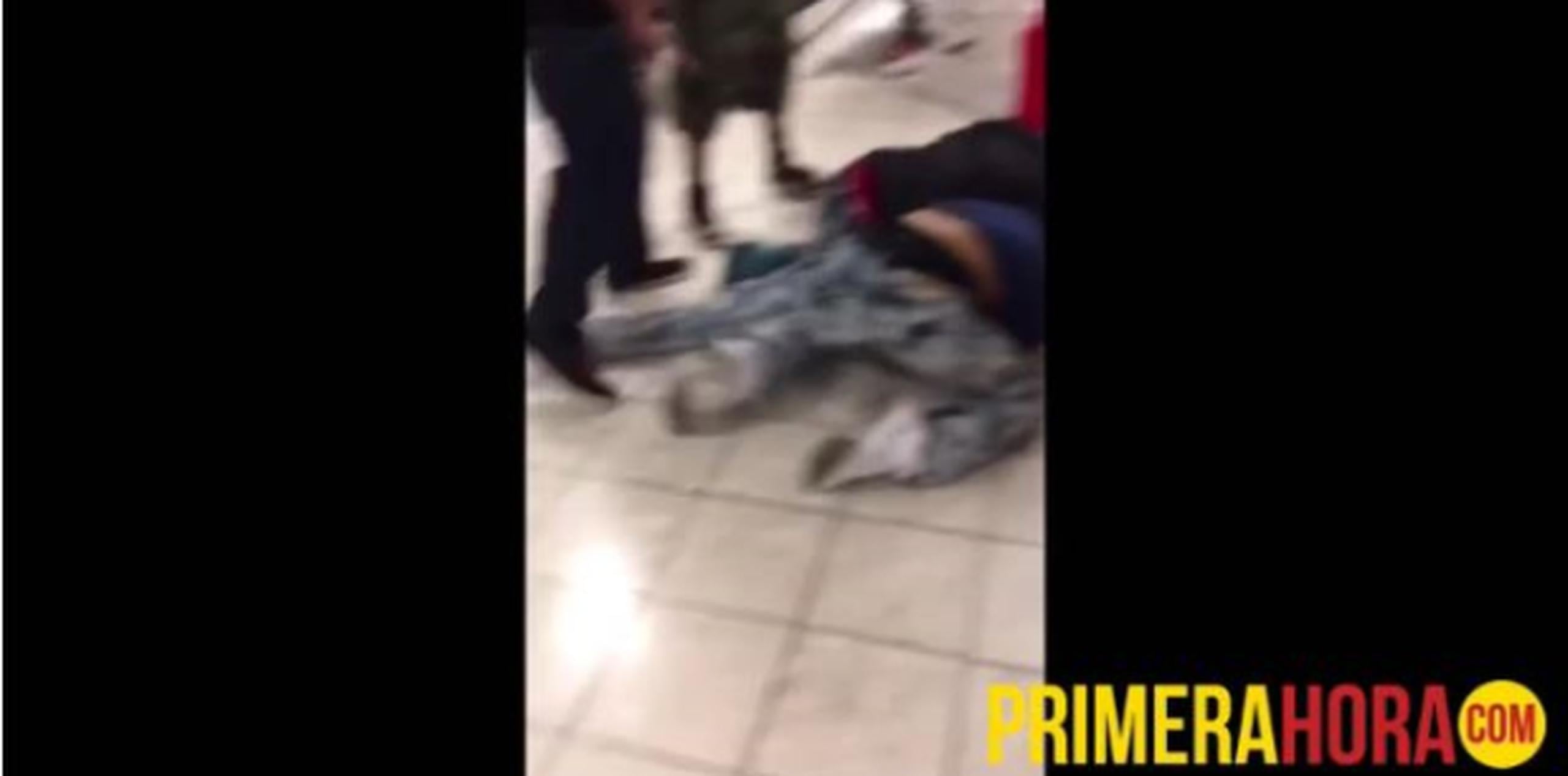 Varias personas rodaron por el piso en medio de la pelea. (Captura)