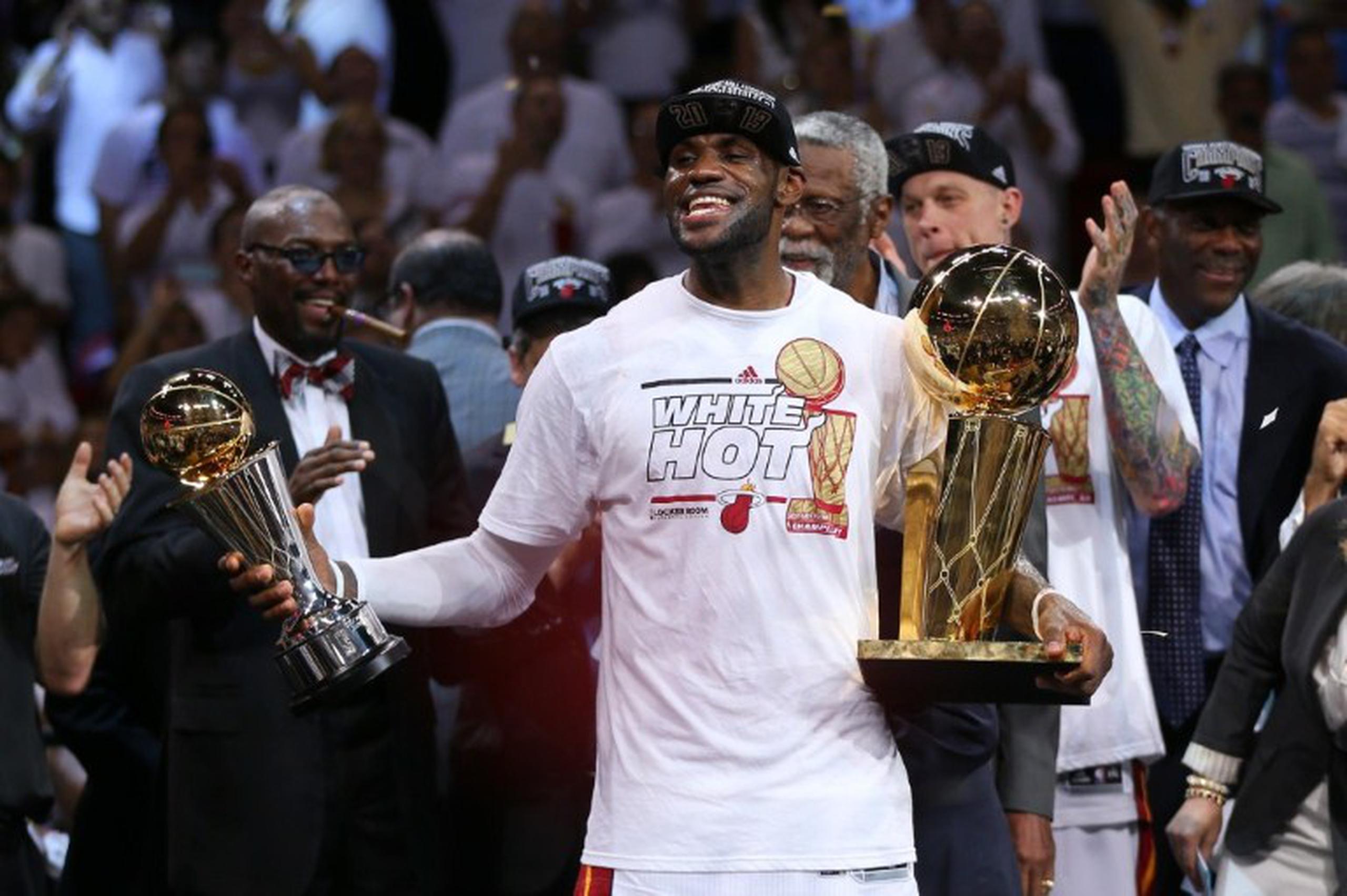 LeBron James ganó dos campeonatos de la NBA, sus primeros, con el Heat de Miami. 