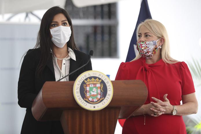 La secretaria del Departamento del Trabajo, Briseida Torres, junto a la gobernadora Wanda Vázquez en la conferencia de prensa del pasado 16 de abril.