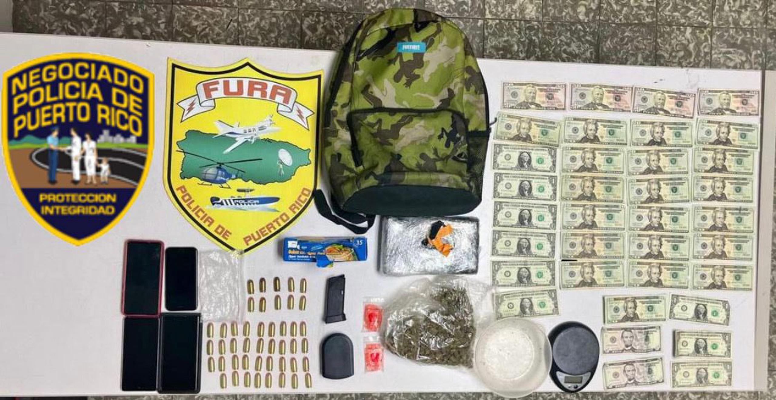Dos hombre fueron arrestados tras ocuparles un kilo de cocaína, cuatro onzas de marihuana, un cargador, 45 municiones calibre .45, parafernalia y $615 en efectivo.