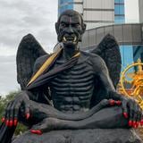 Estatua de aspecto demoníaco causa polémica en Bangkok 