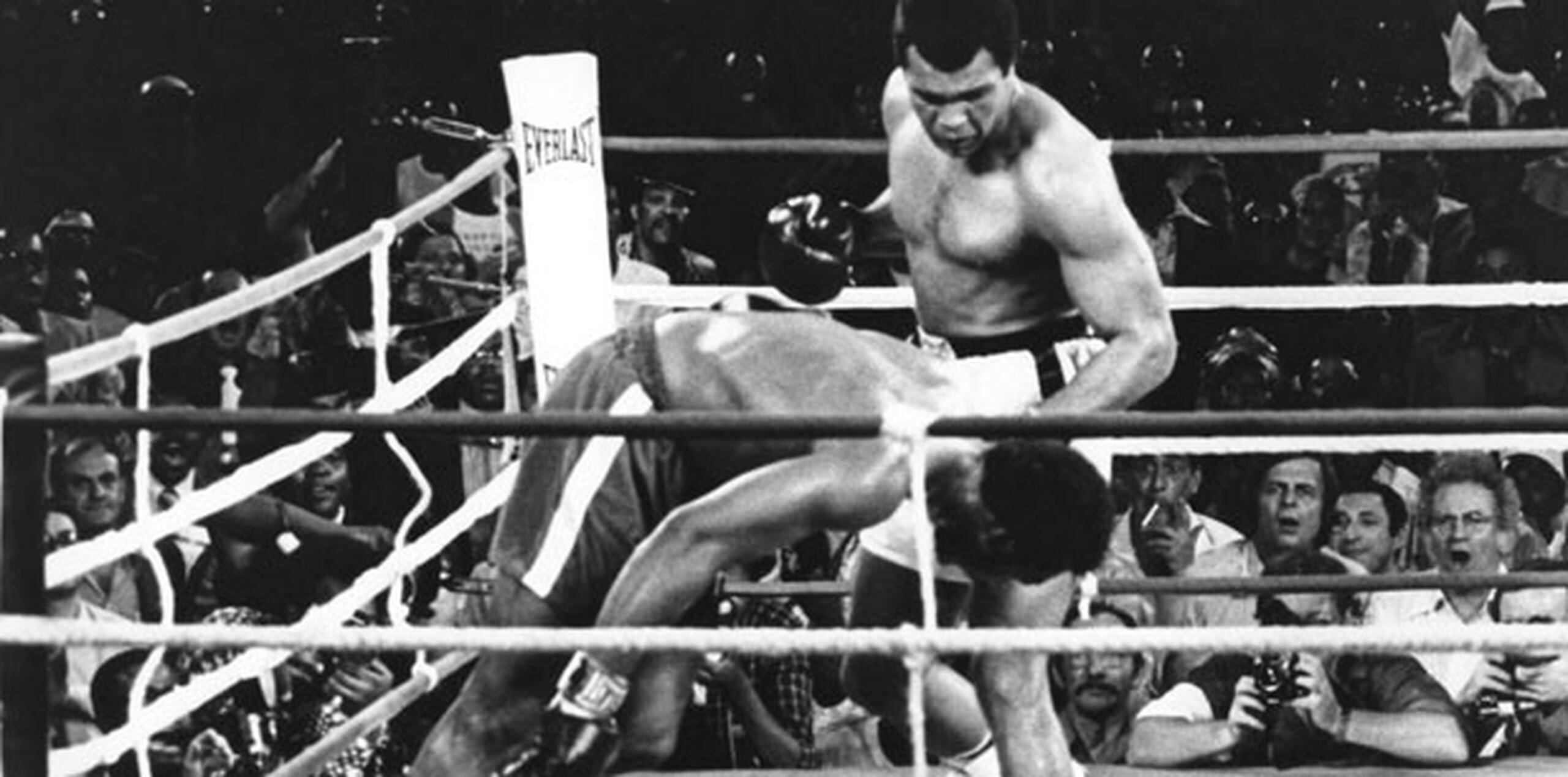 En aquel entonces, aunque muchos consideraron a Foreman como favorito por su fortaleza, Ali ganó por nocaut en el octavo asalto. (AP/Archivo)