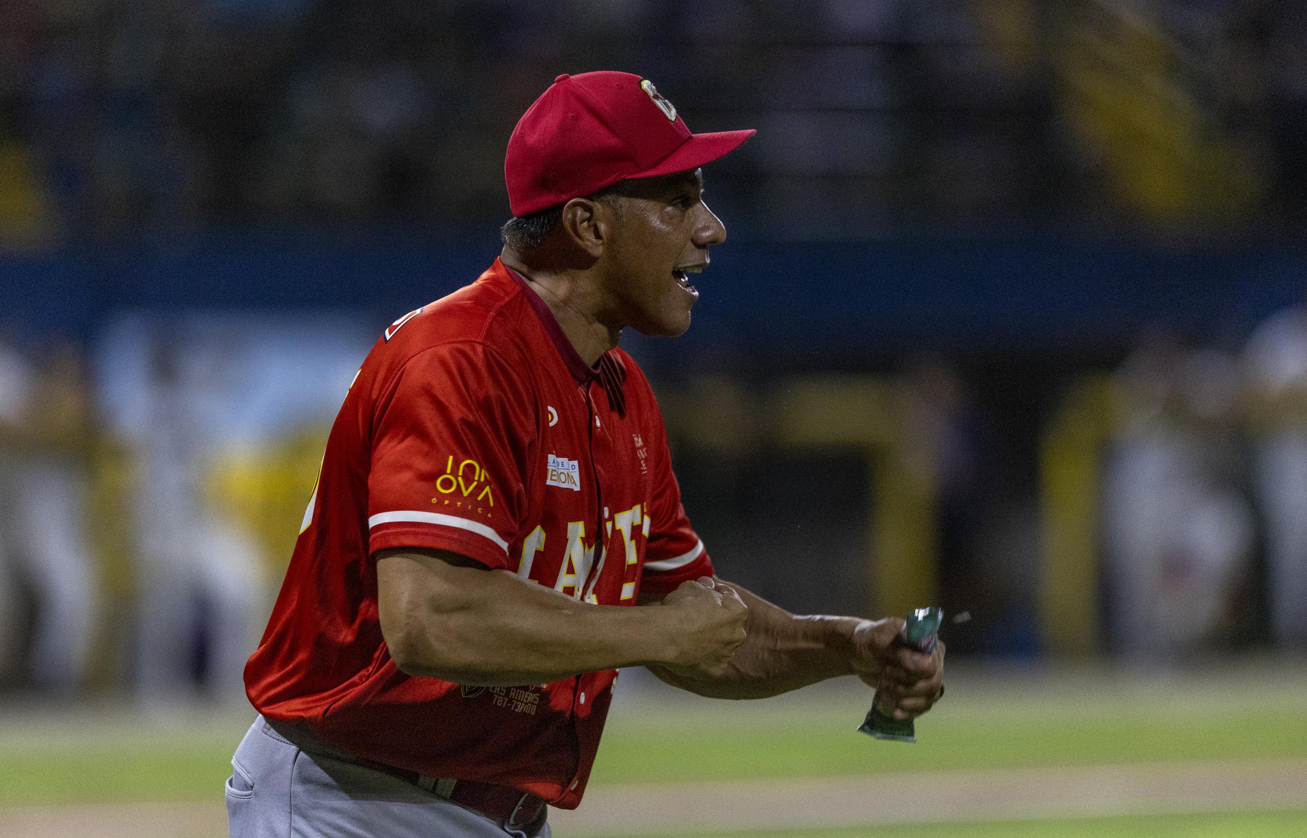 El dirigente de los Toritos de Cayey, Juan 'Igor' González, celebra una de las carreras de su equipo en el sexto juego de la serie final de la LBSDA.