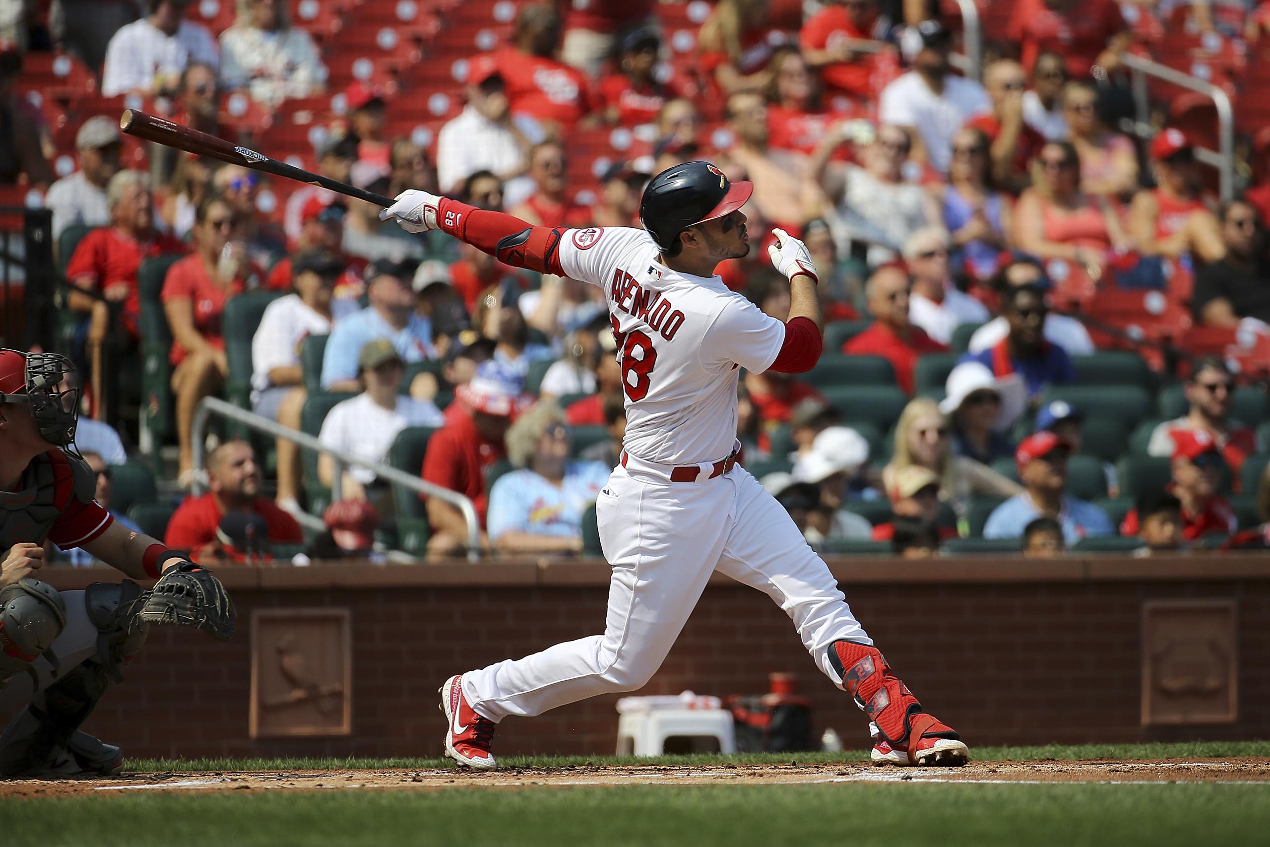 Nolan Arenado, de los Cardenales de San Luis, conecta un jonrón de dos carreras en el primer inning del juego ante los Rojos de Cincinnati, el domingo 12 de septiembre de 2021, en San Luis.
