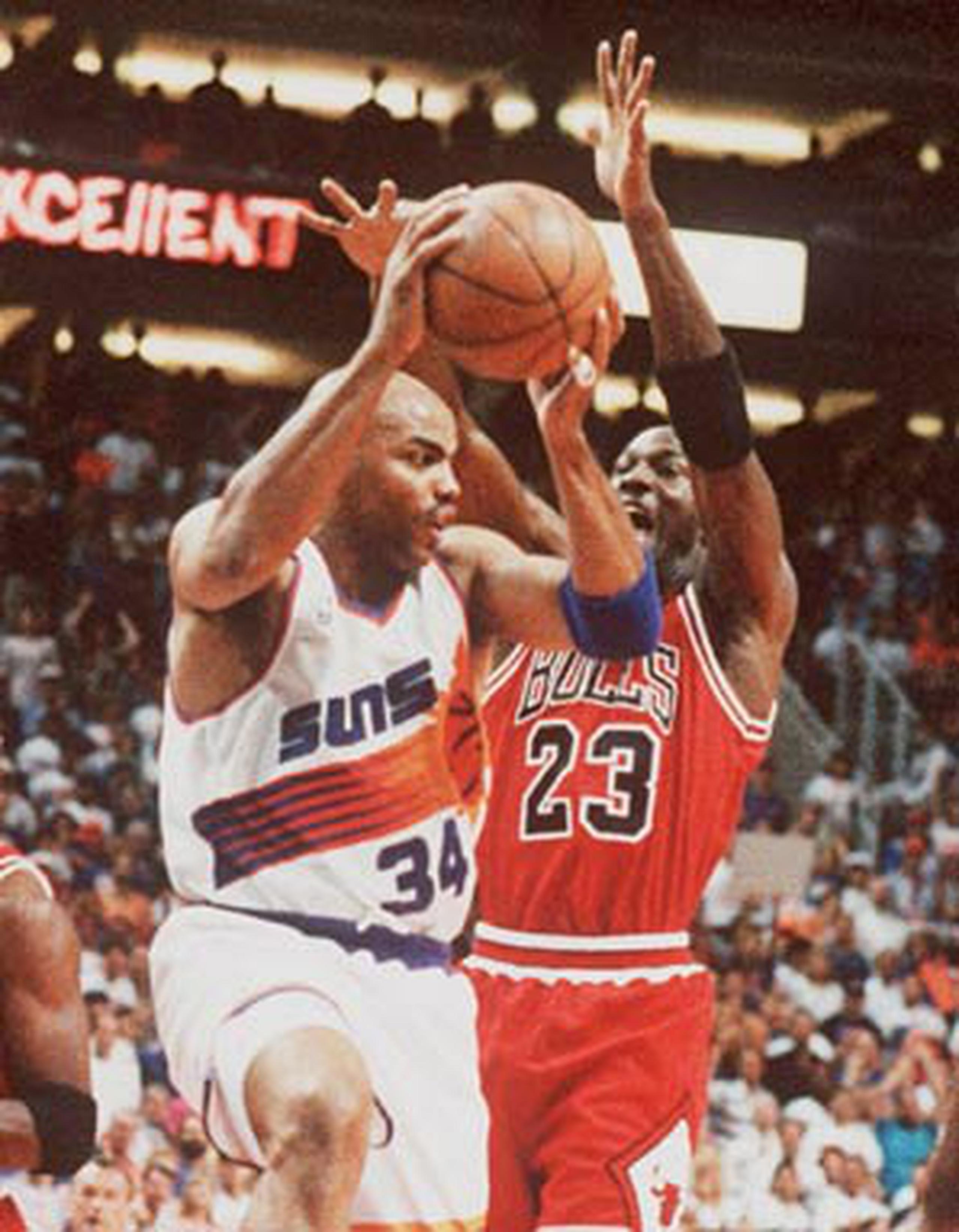 "Aquel equipo de Bulls mataría a este pequeño equipo", dijo Barkley, quién aquí aparece junto a Michael Jordan. (Archivo)