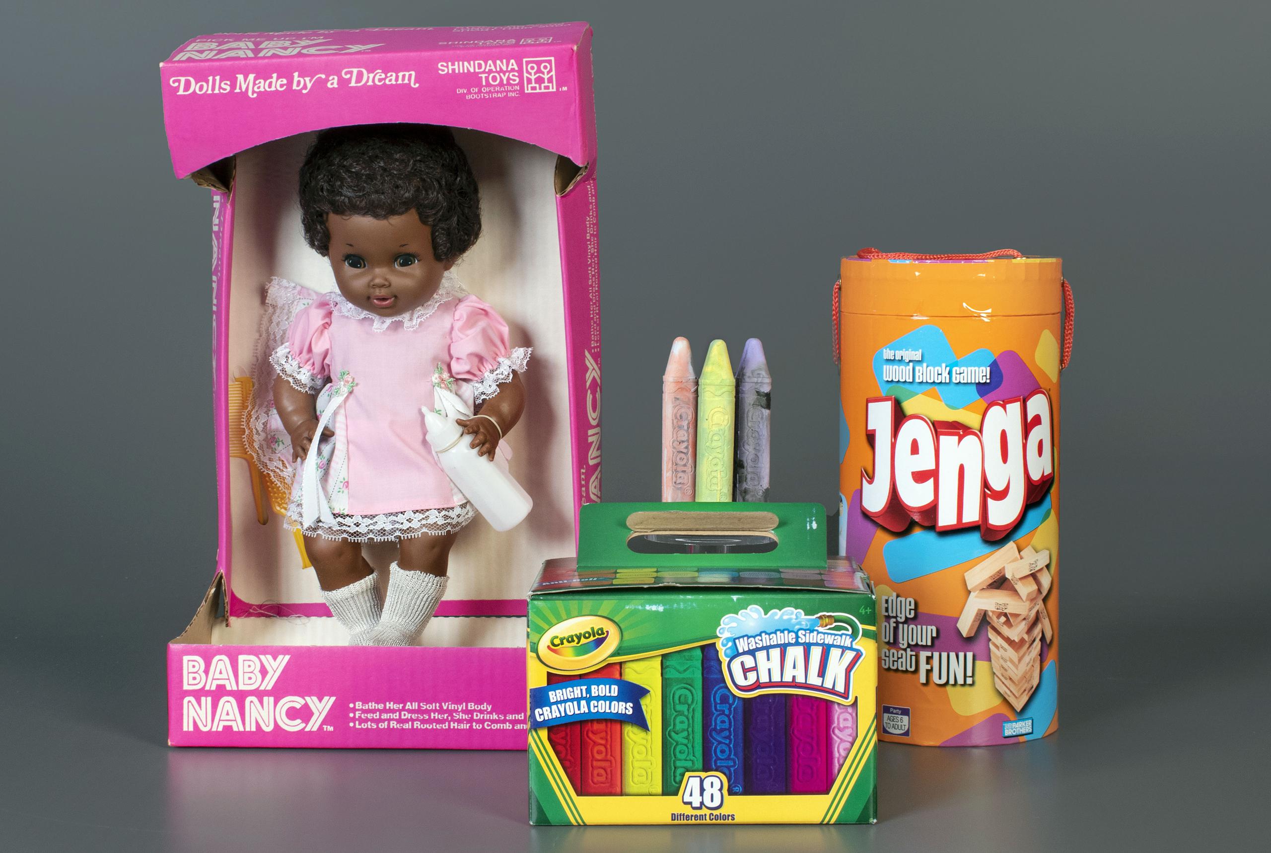 Baby Nancy de Shindana Toys; la tiza para aceras de Crayola; y el juego Jenga de Parker Brothers, incorporados al salón en Rochester, Nueva York.